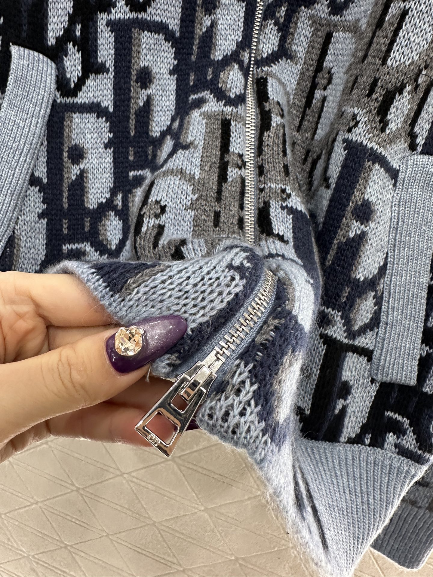 ♥Dioo*♥2025新品上架 提花针织拉链开衫定制YB羊毛纱线织造，质感光泽，柔软亲肤，拉链开衫剪裁，