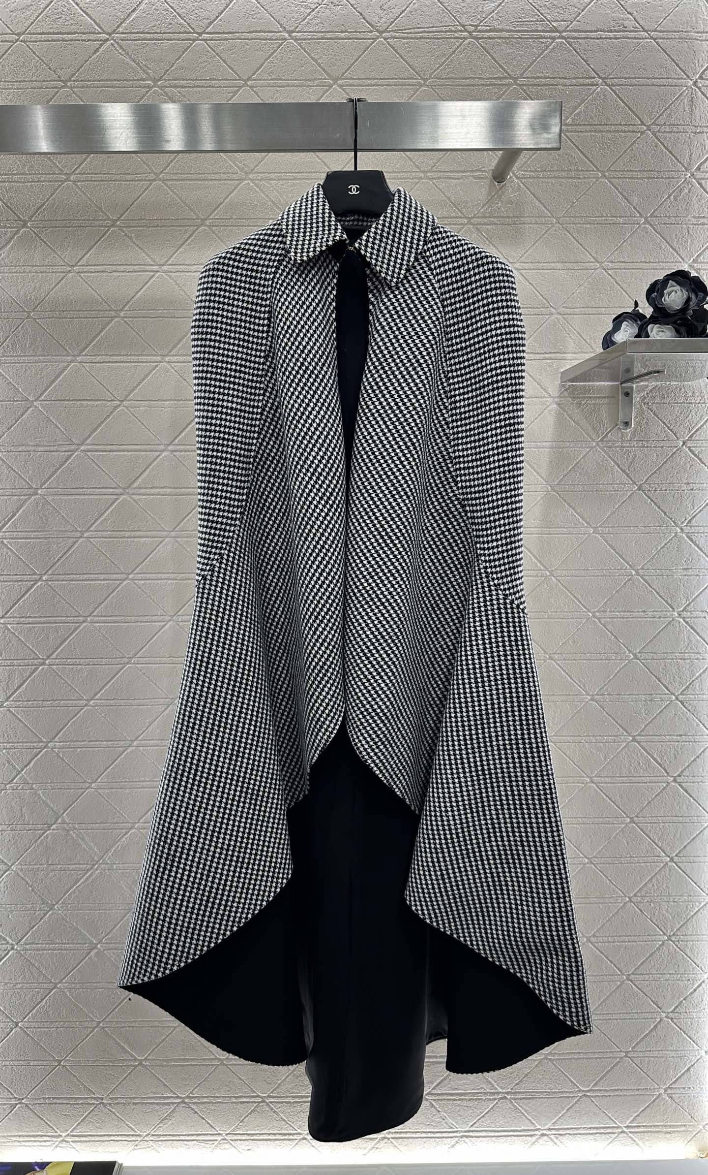 ♥Dio*♥2025新品上架 千鸟格长款披肩斗篷定制YB进口材质，质感光泽，穿搭洋气，翻领长款斗篷大衣披