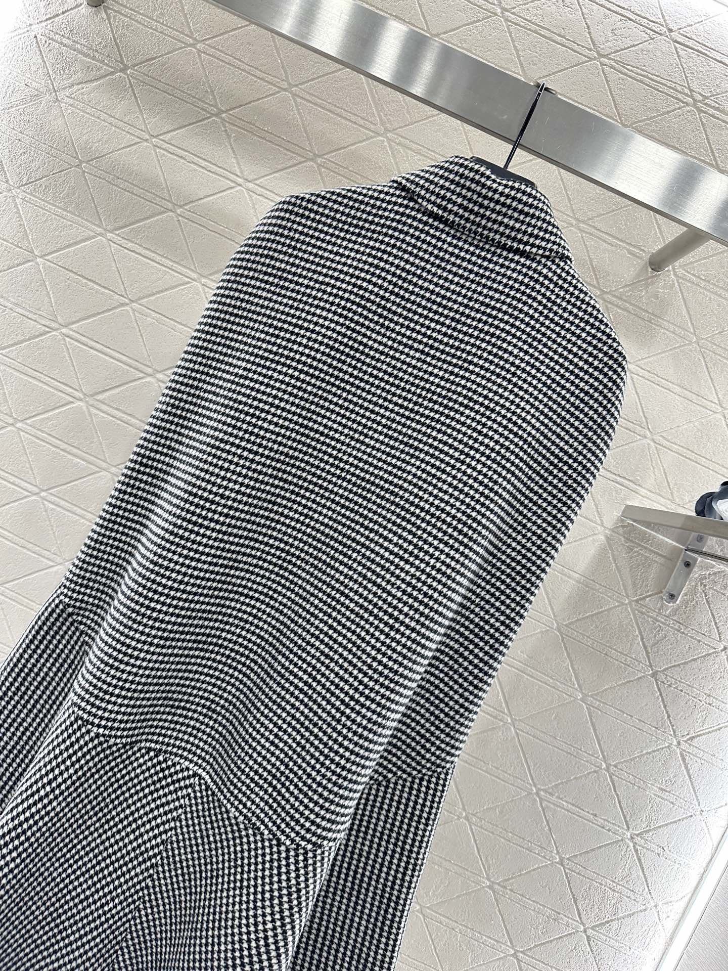 ♥Dio*♥2025新品上架 千鸟格长款披肩斗篷定制YB进口材质，质感光泽，穿搭洋气，翻领长款斗篷大衣披