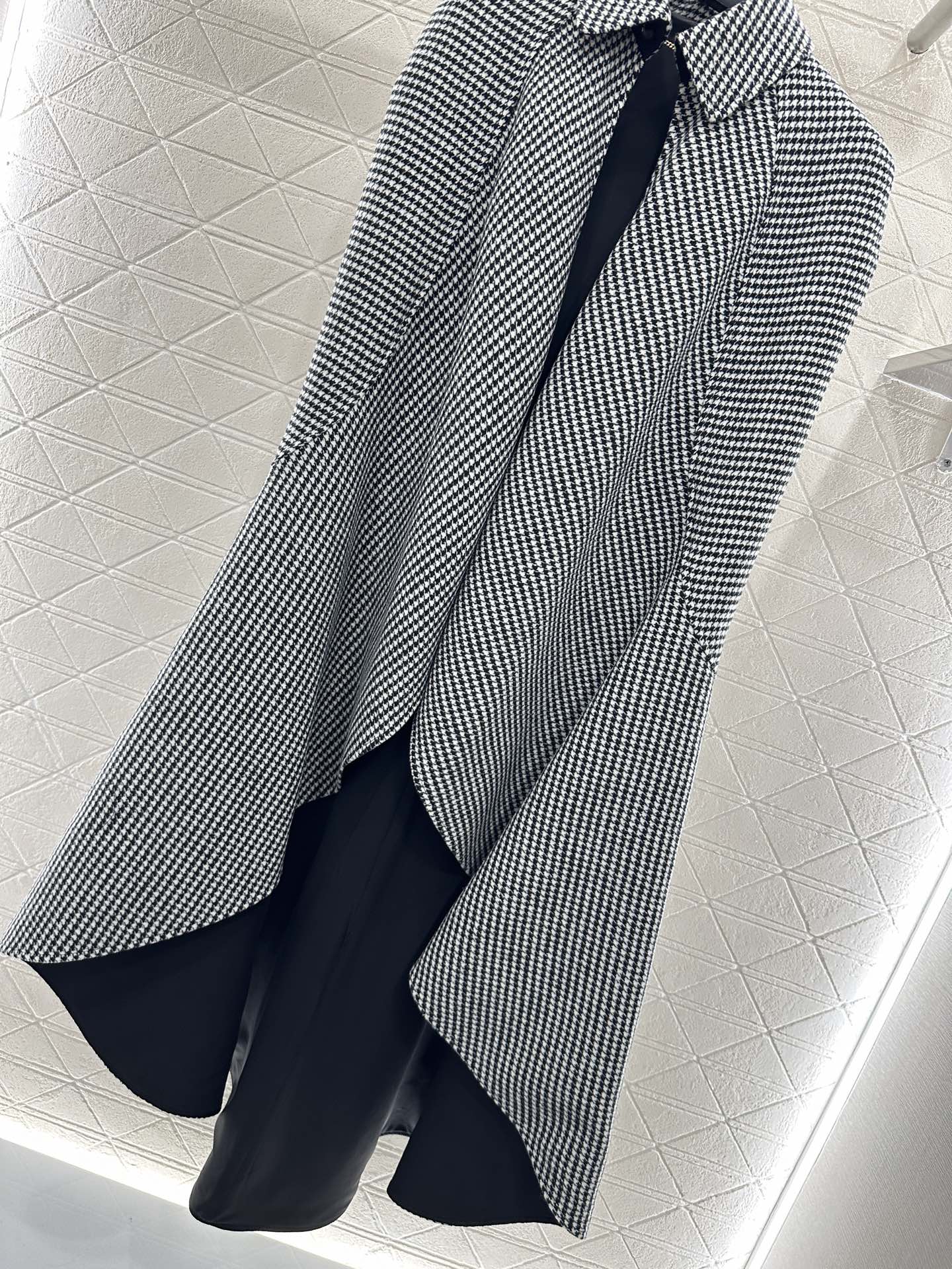 ♥Dio*♥2025新品上架 千鸟格长款披肩斗篷定制YB进口材质，质感光泽，穿搭洋气，翻领长款斗篷大衣披