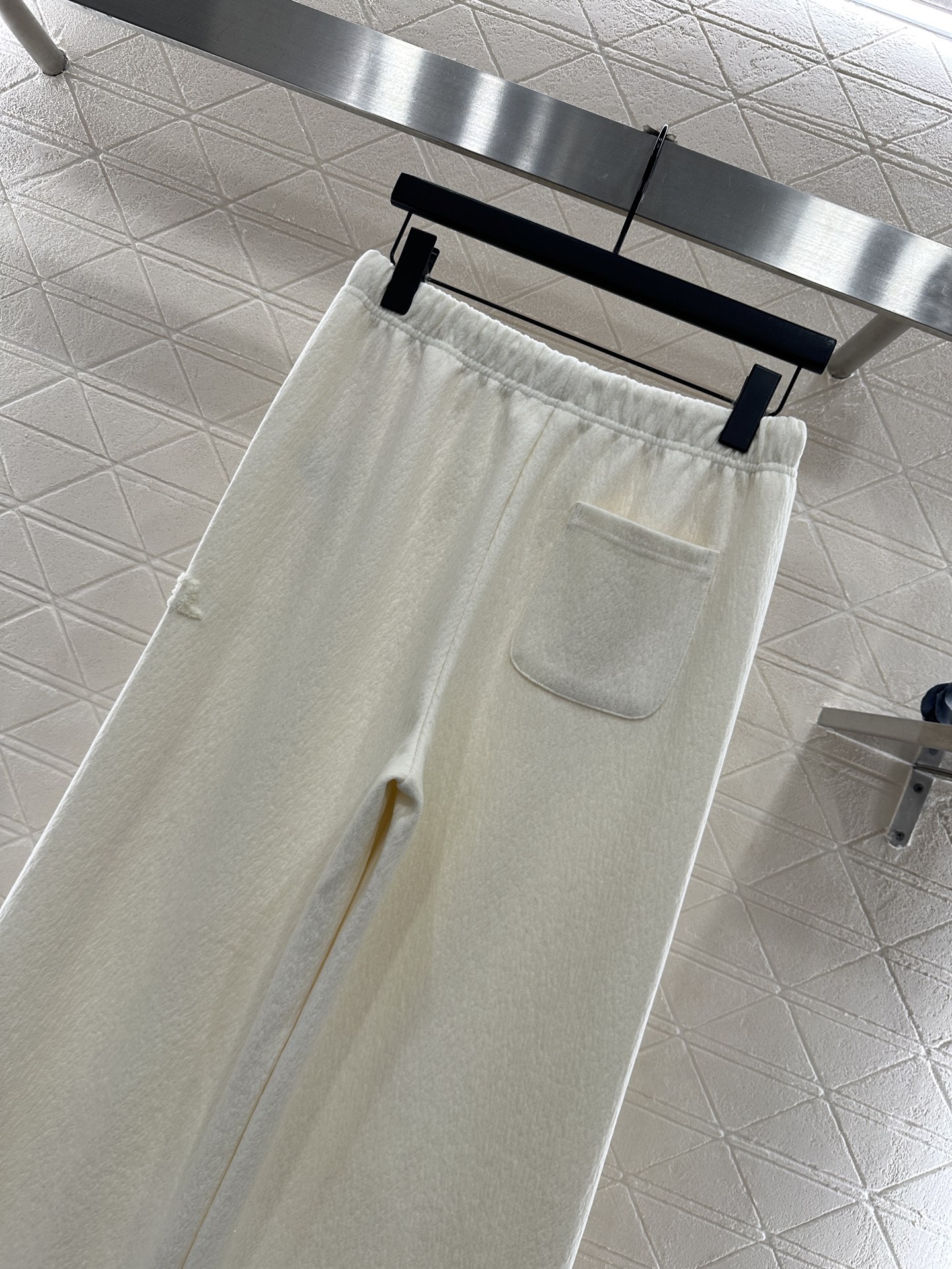 ♥Chane*♥2025新品上架 植绒字母高腰阔腿长裤定制YB进口羊毛混纺材质，面料柔软舒适，光泽细腻，