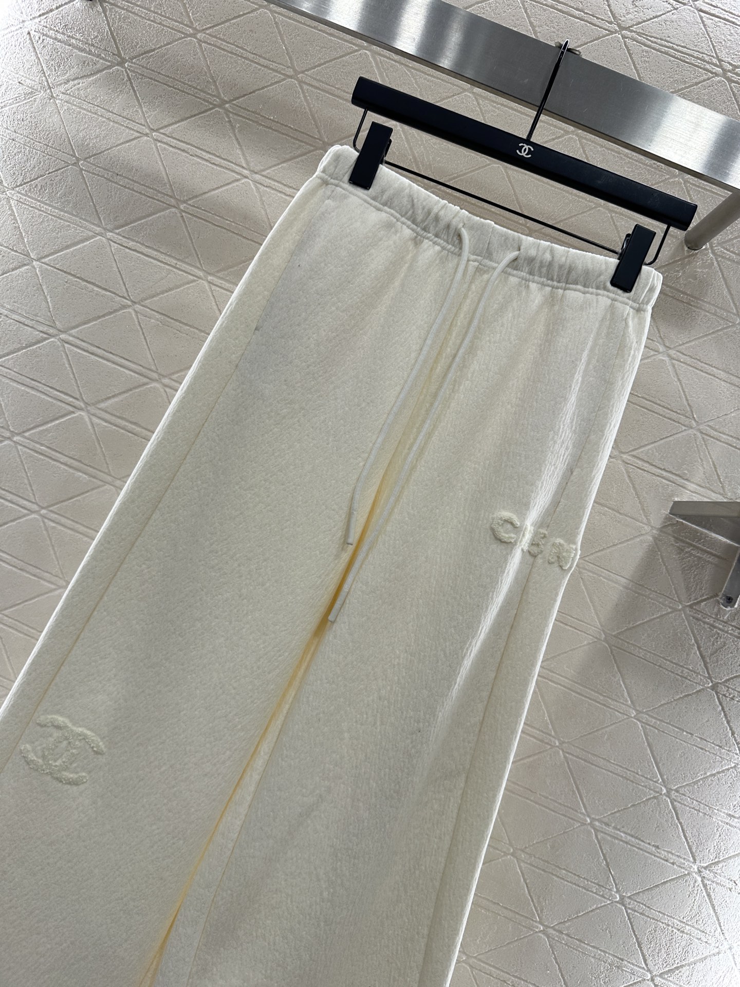 ♥Chane*♥2025新品上架 植绒字母高腰阔腿长裤定制YB进口羊毛混纺材质，面料柔软舒适，光泽细腻，