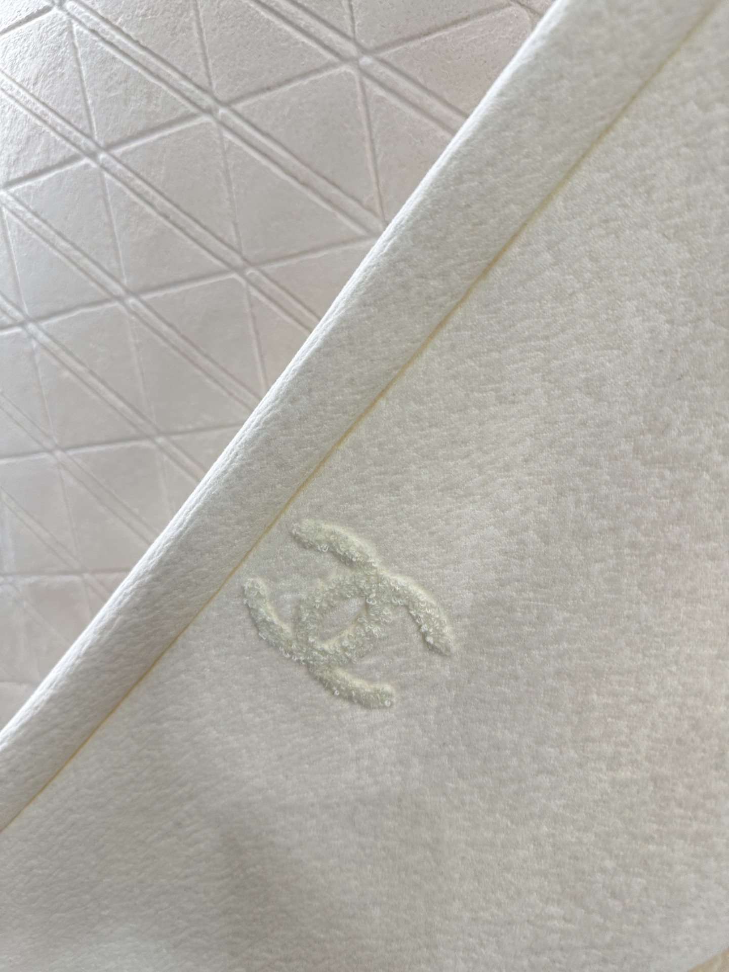 ♥Chane*♥2025新品上架 植绒字母高腰阔腿长裤定制YB进口羊毛混纺材质，面料柔软舒适，光泽细腻，