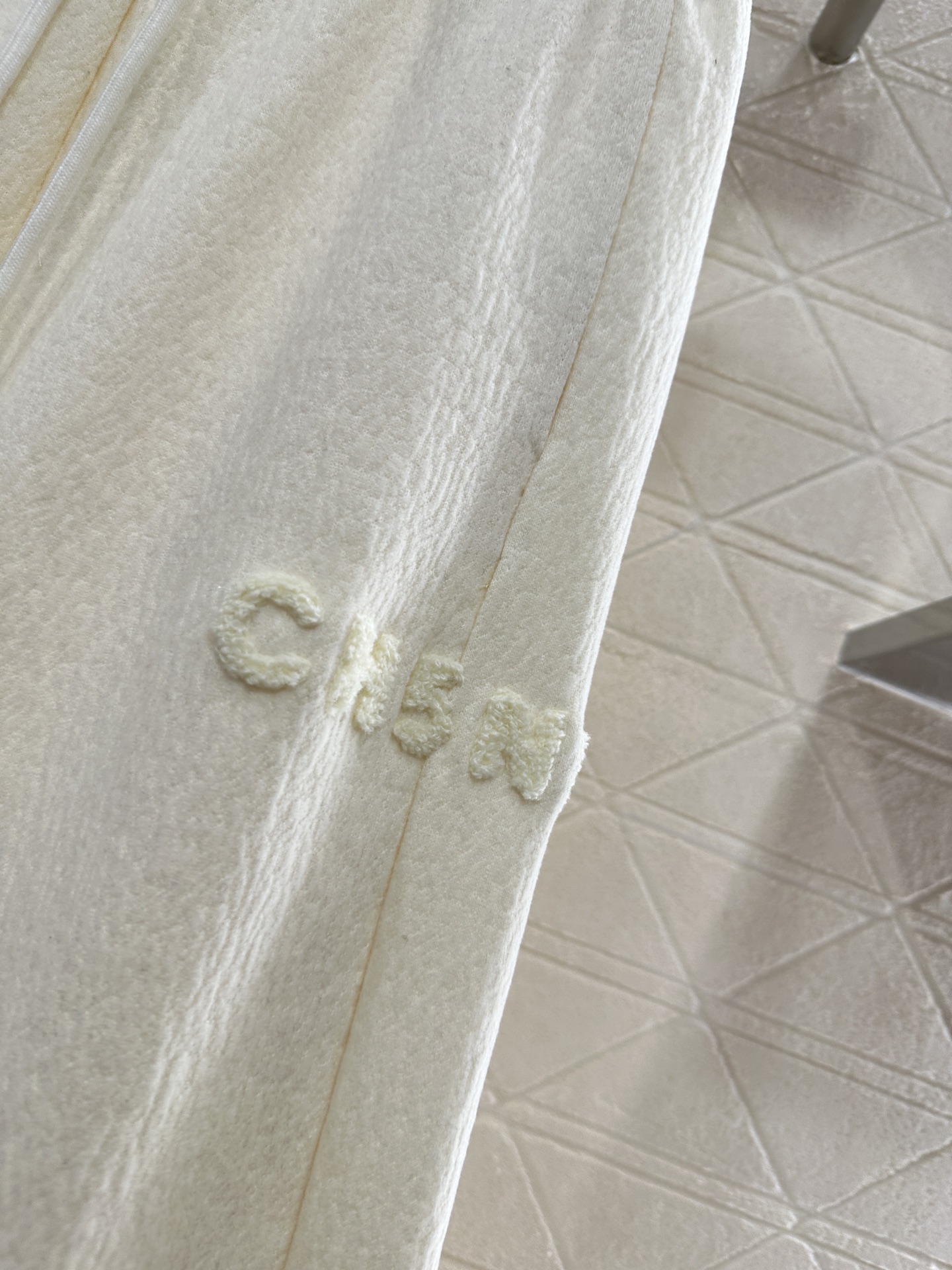 ♥Chane*♥2025新品上架 植绒字母高腰阔腿长裤定制YB进口羊毛混纺材质，面料柔软舒适，光泽细腻，