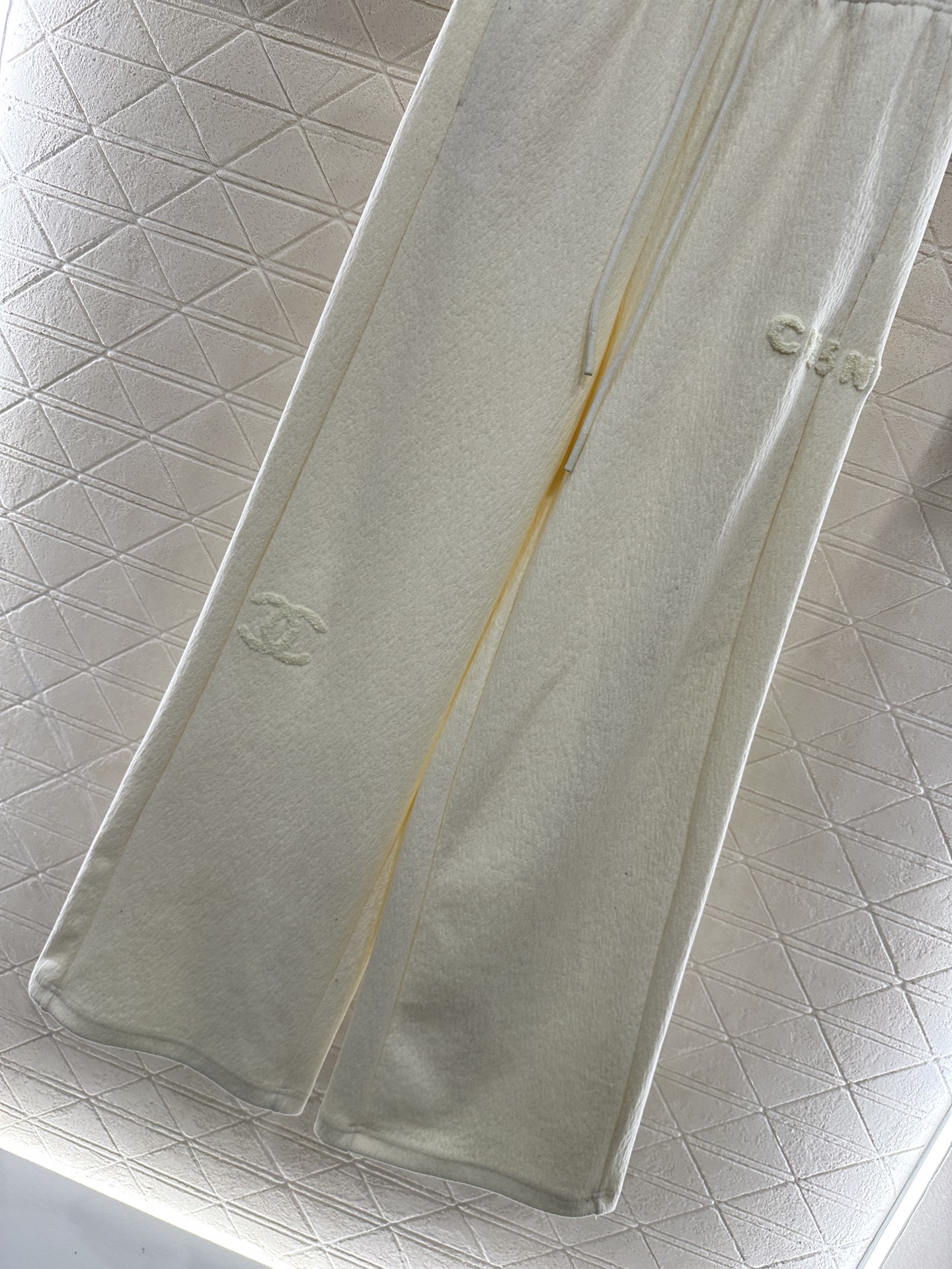 ♥Chane*♥2025新品上架 植绒字母高腰阔腿长裤定制YB进口羊毛混纺材质，面料柔软舒适，光泽细腻，