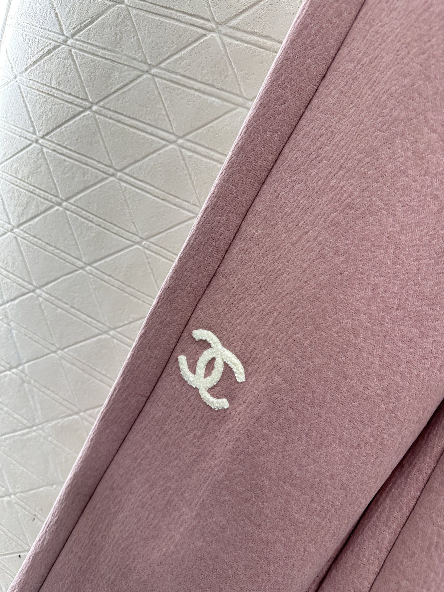 ♥Chane*♥2025新品上架 植绒字母高腰阔腿长裤定制YB进口羊毛混纺材质，面料柔软舒适，光泽细腻，