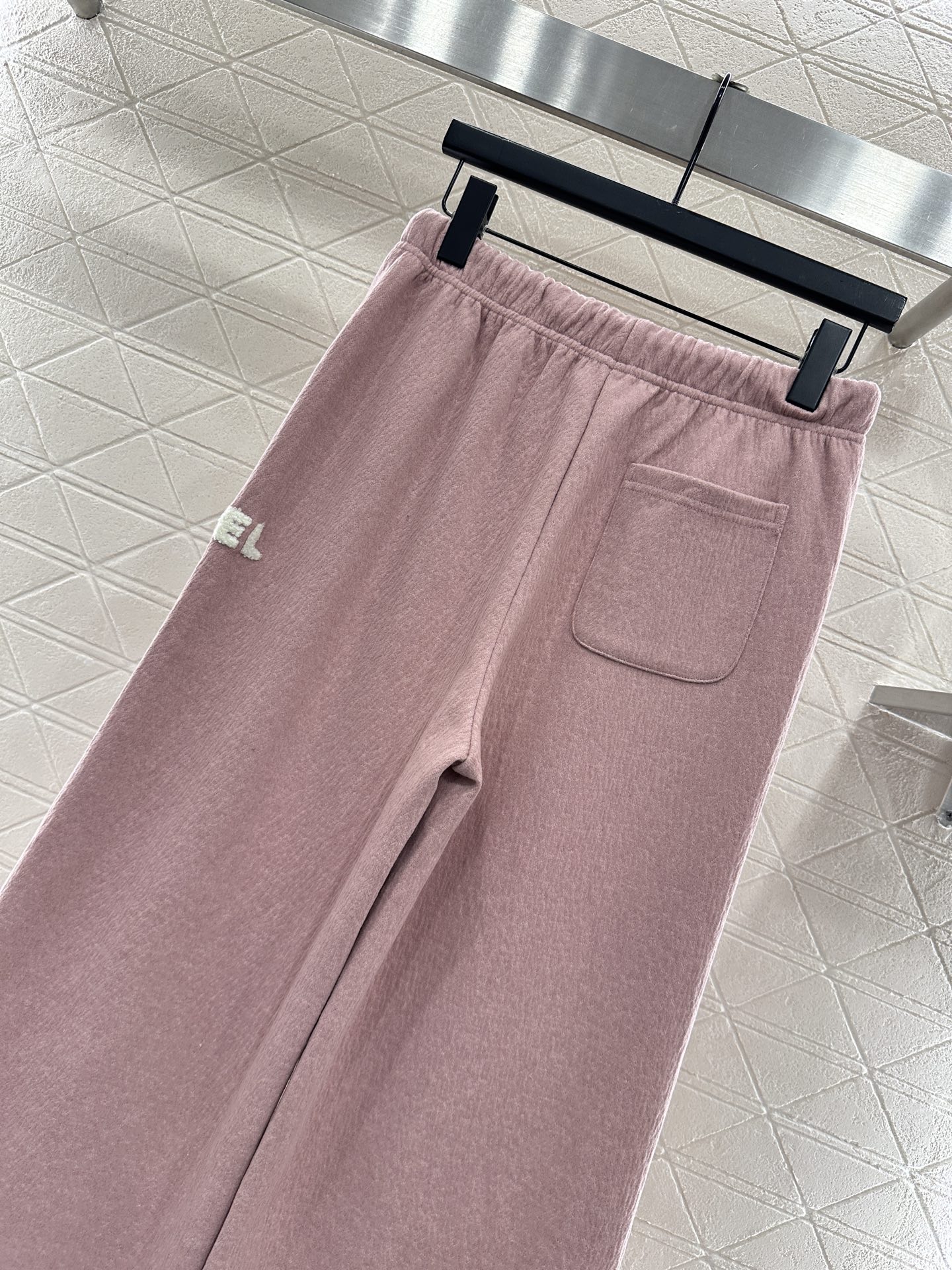 ♥Chane*♥2025新品上架 植绒字母高腰阔腿长裤定制YB进口羊毛混纺材质，面料柔软舒适，光泽细腻，