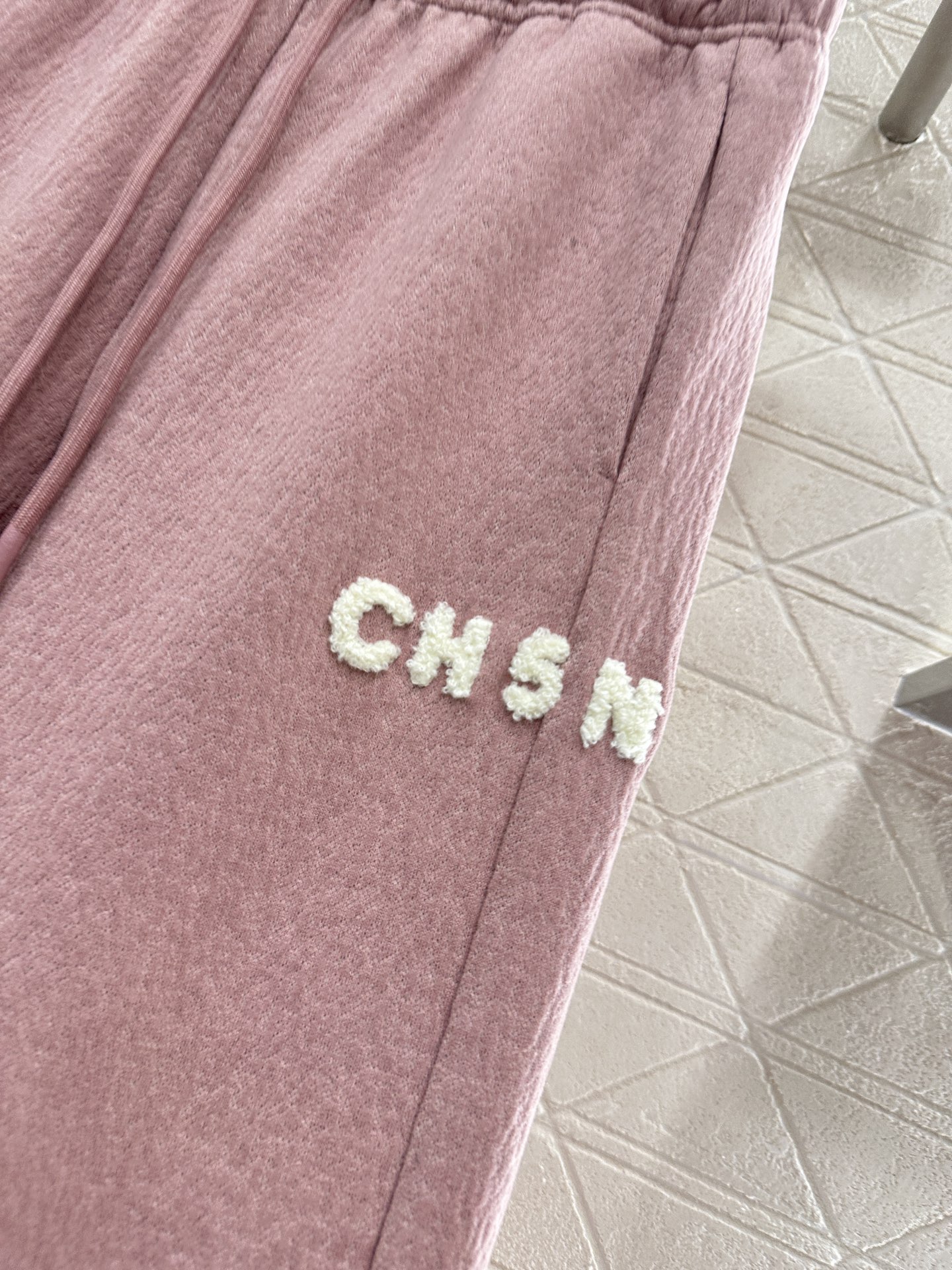 ♥Chane*♥2025新品上架 植绒字母高腰阔腿长裤定制YB进口羊毛混纺材质，面料柔软舒适，光泽细腻，