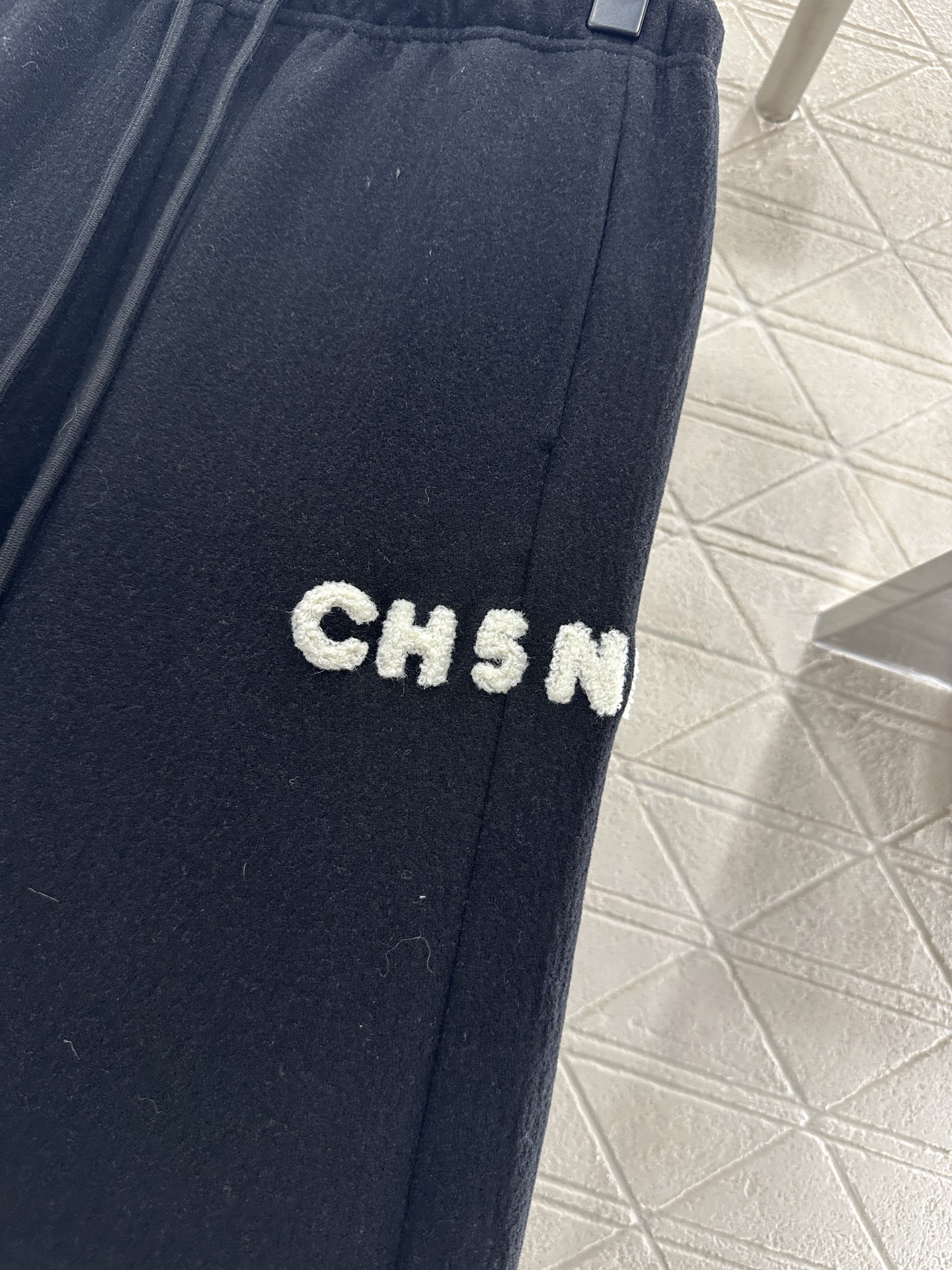 ♥Chane*♥2025新品上架 植绒字母高腰阔腿长裤定制YB进口羊毛混纺材质，面料柔软舒适，光泽细腻，