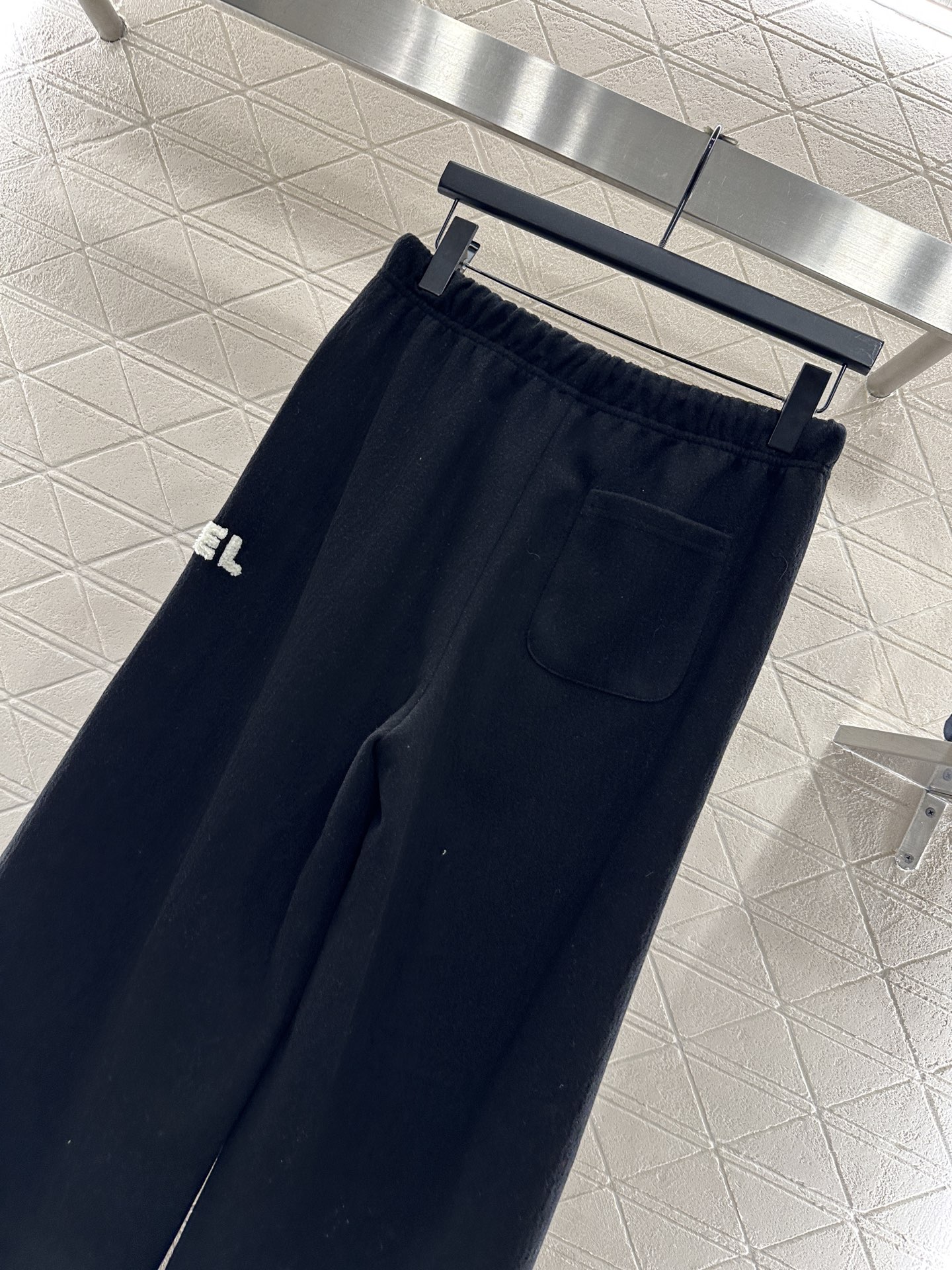 ♥Chane*♥2025新品上架 植绒字母高腰阔腿长裤定制YB进口羊毛混纺材质，面料柔软舒适，光泽细腻，