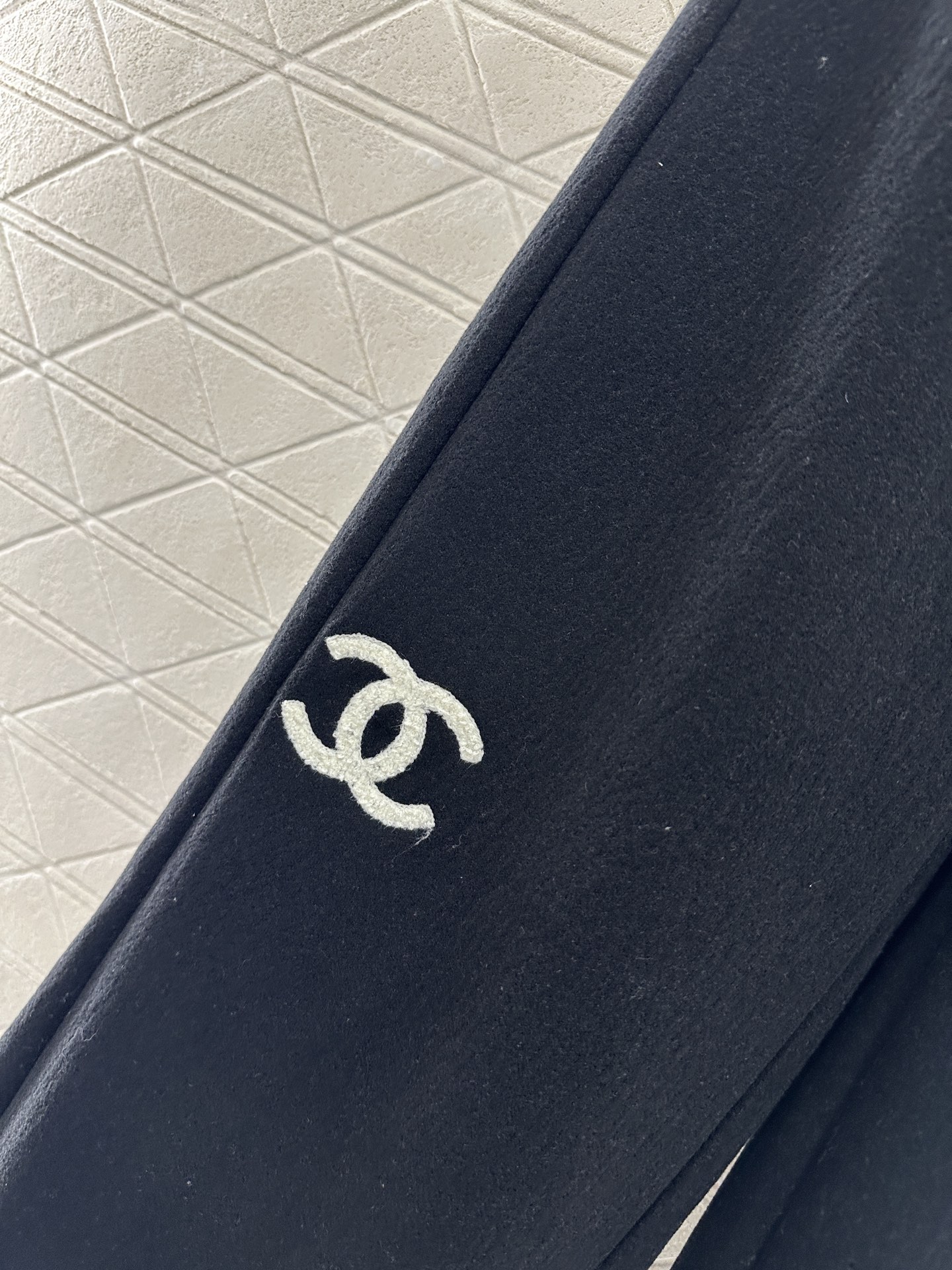 ♥Chane*♥2025新品上架 植绒字母高腰阔腿长裤定制YB进口羊毛混纺材质，面料柔软舒适，光泽细腻，