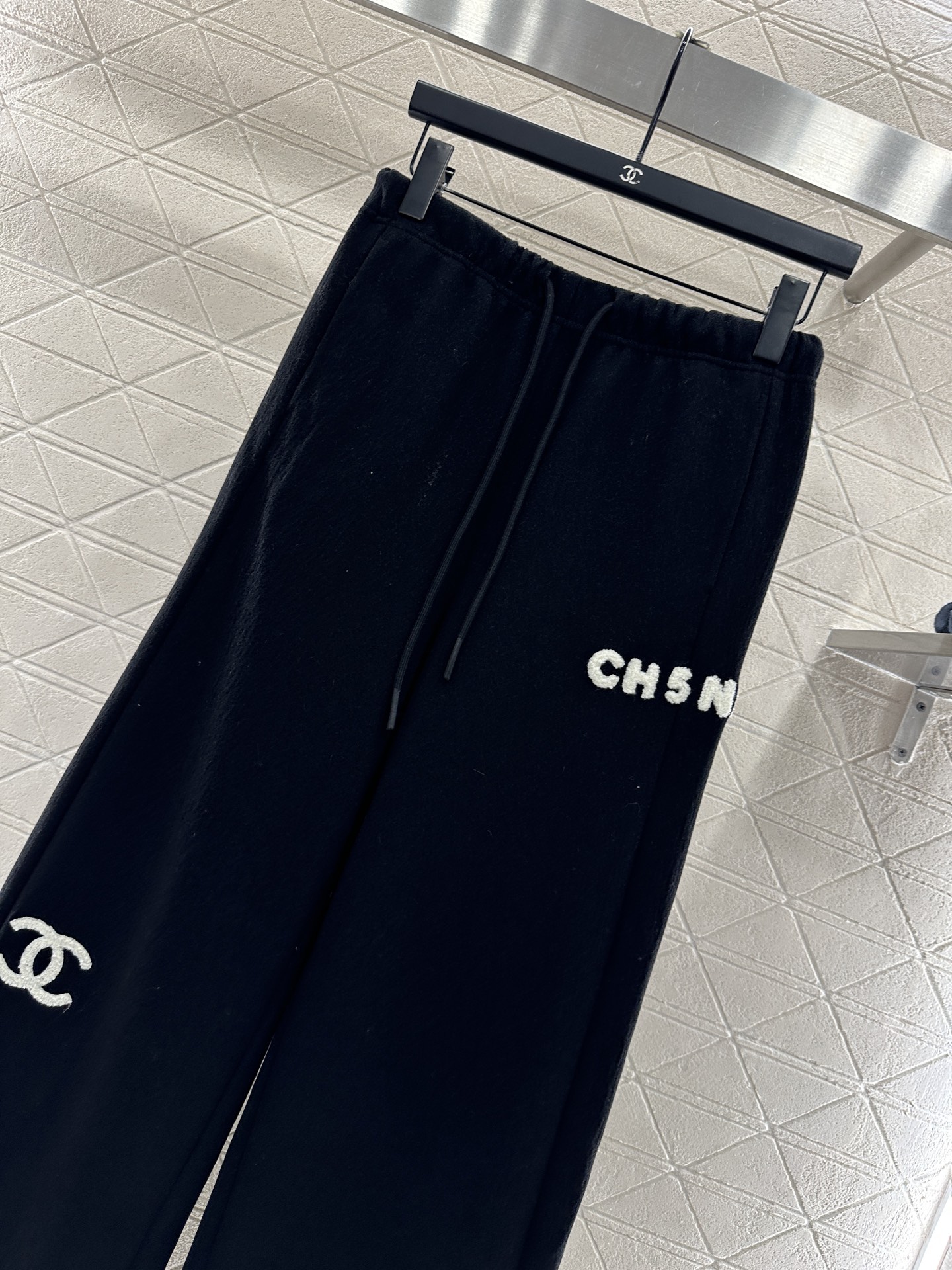 ♥Chane*♥2025新品上架 植绒字母高腰阔腿长裤定制YB进口羊毛混纺材质，面料柔软舒适，光泽细腻，