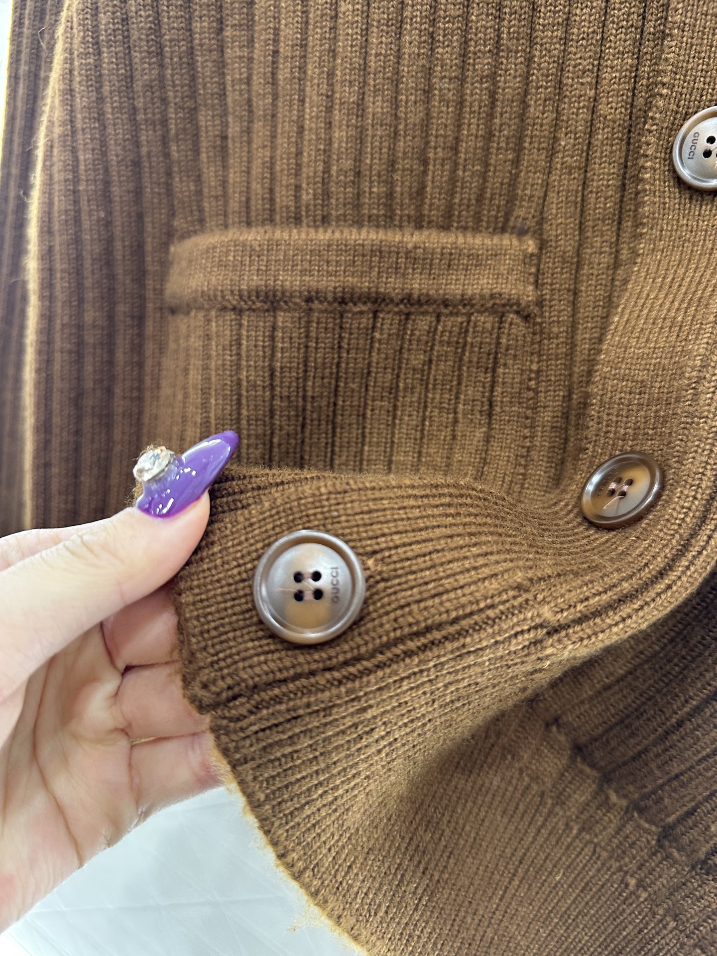 ♥Gucc*♥2025新品上架 口袋针织开衫定制YB羊绒羊毛纱线织造，质感高级，舒适柔软，V领针织开衫剪