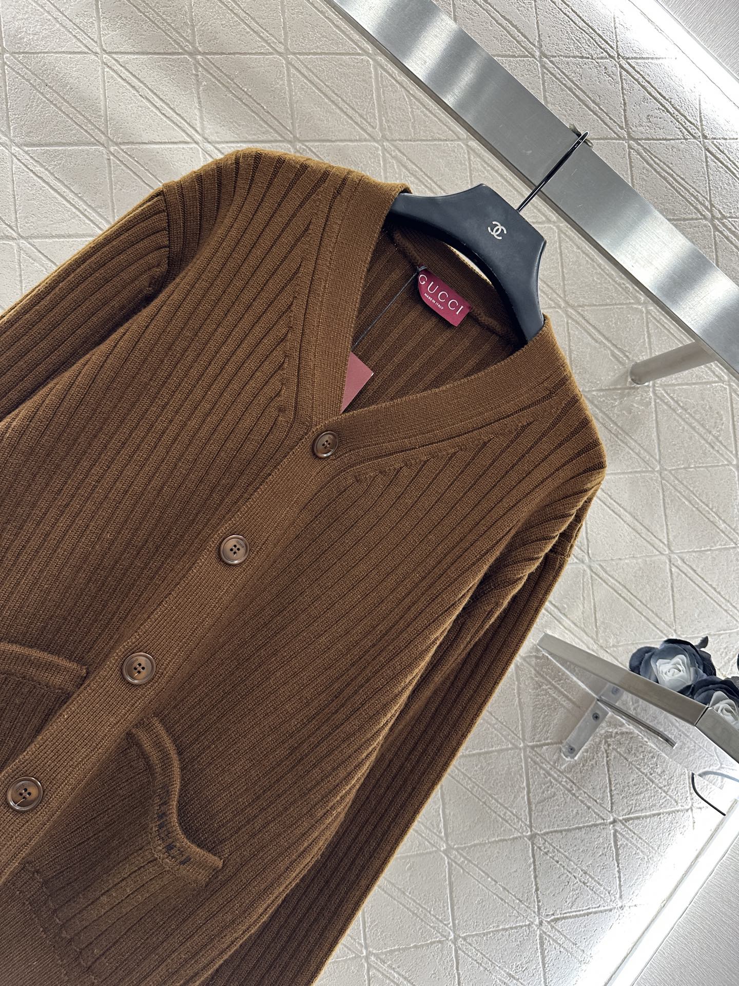 ♥Gucc*♥2025新品上架 口袋针织开衫定制YB羊绒羊毛纱线织造，质感高级，舒适柔软，V领针织开衫剪