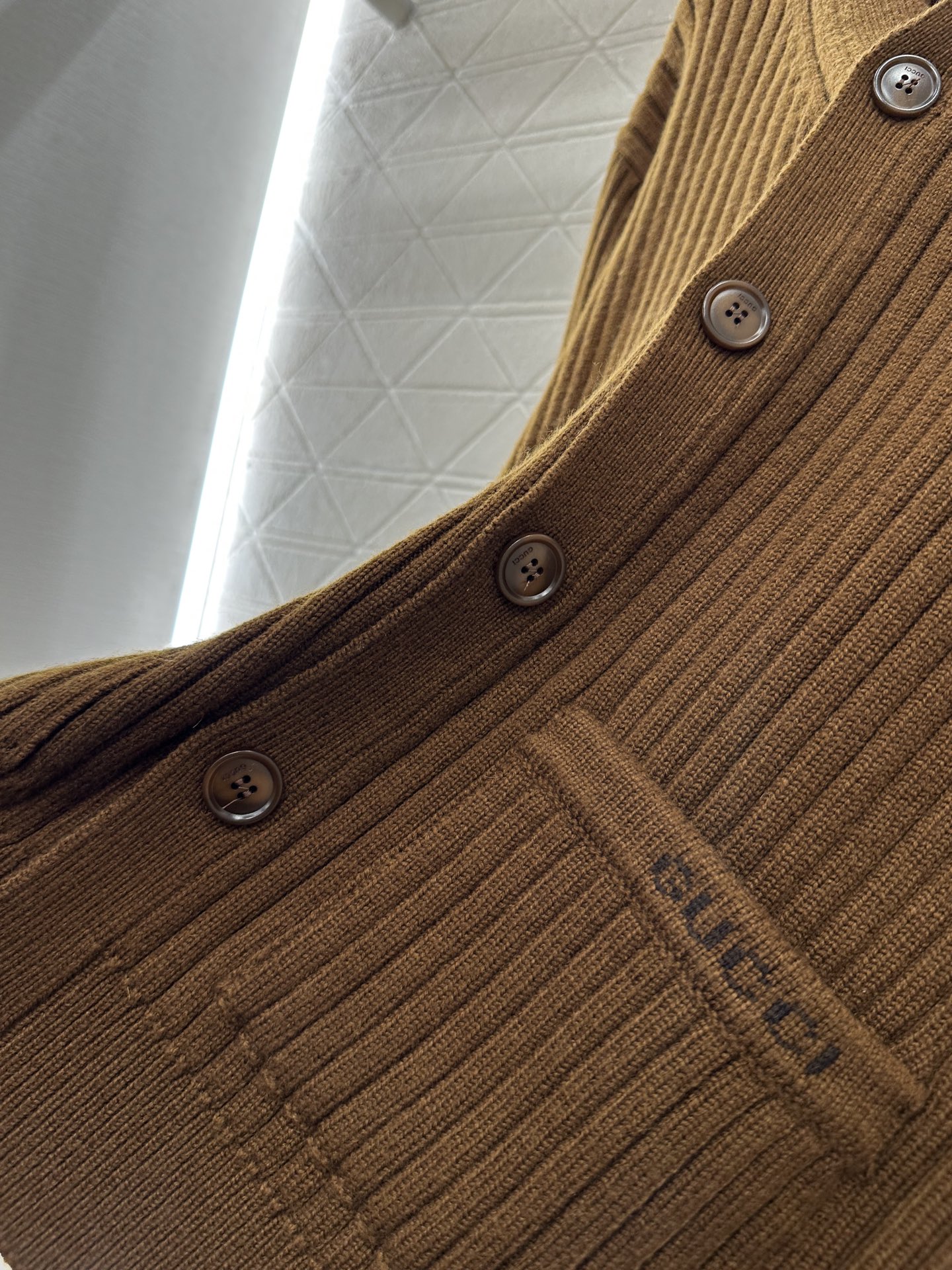 ♥Gucc*♥2025新品上架 口袋针织开衫定制YB羊绒羊毛纱线织造，质感高级，舒适柔软，V领针织开衫剪