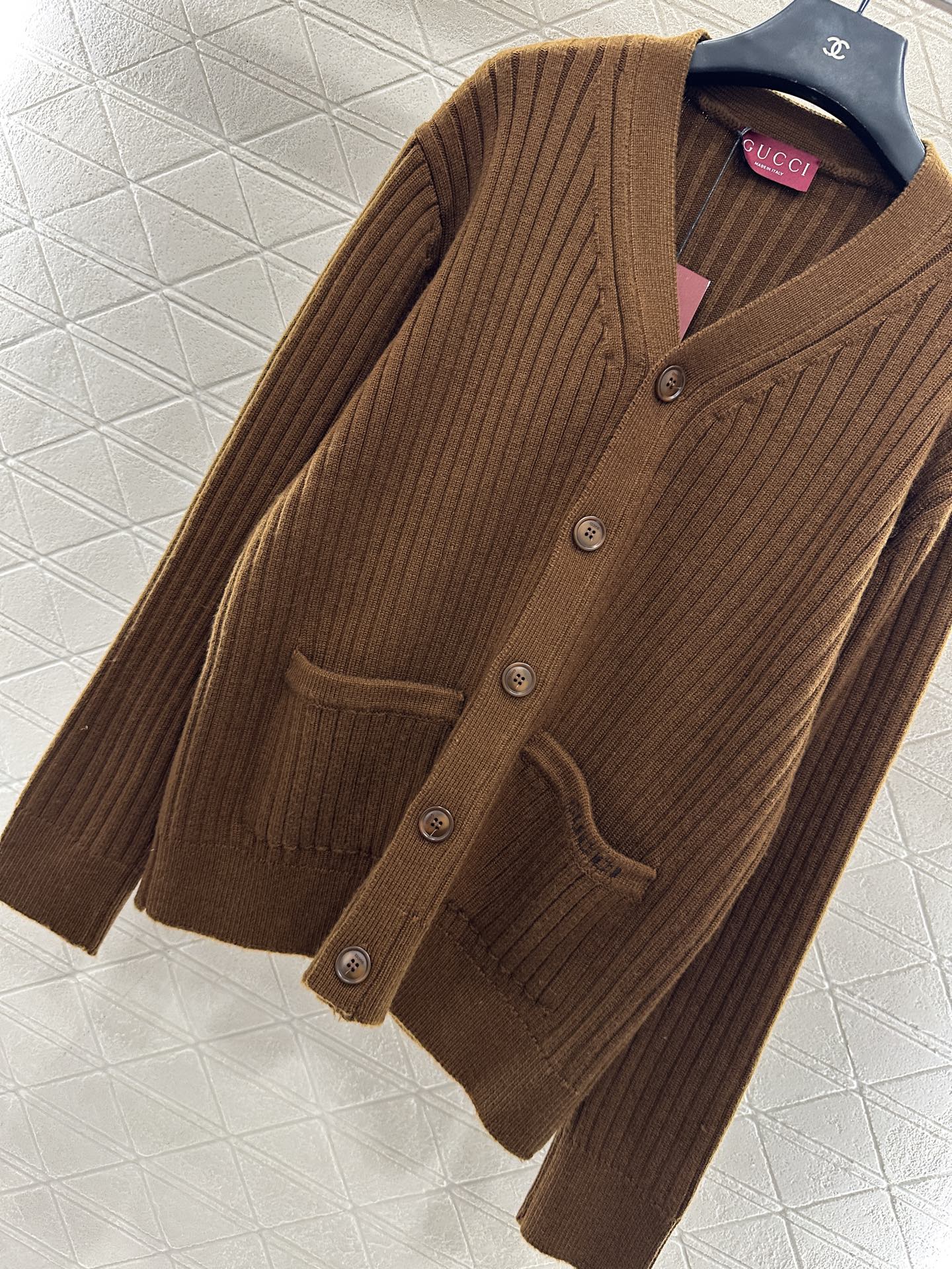 ♥Gucc*♥2025新品上架 口袋针织开衫定制YB羊绒羊毛纱线织造，质感高级，舒适柔软，V领针织开衫剪