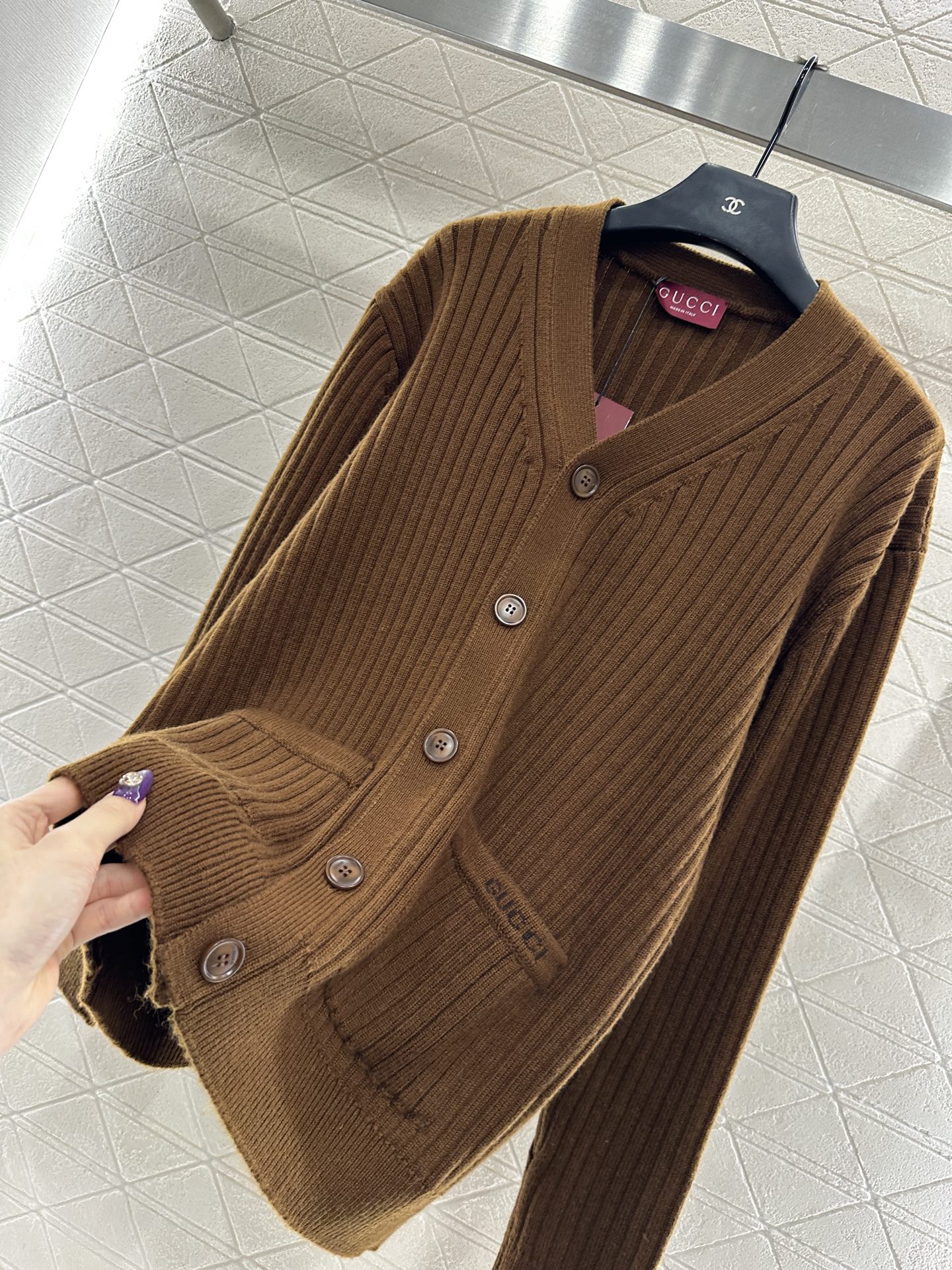 ♥Gucc*♥2025新品上架 口袋针织开衫定制YB羊绒羊毛纱线织造，质感高级，舒适柔软，V领针织开衫剪