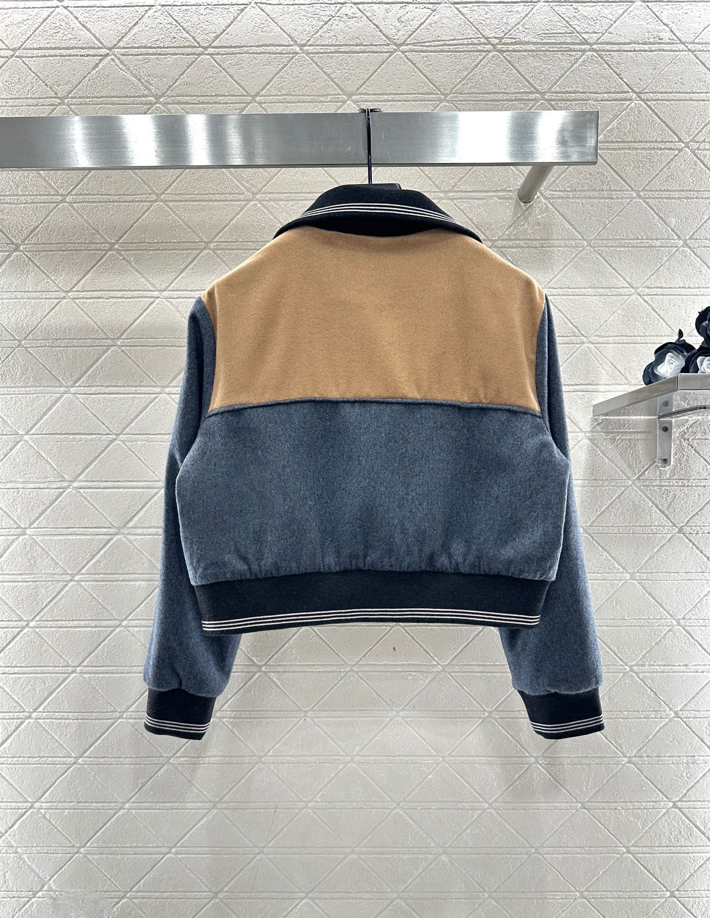 ♥Miumi*♥2025新品上架 羊毛拼色字母外套长裤套装定制YB羊绒羊毛材质，肌理明显，质感高级，多重