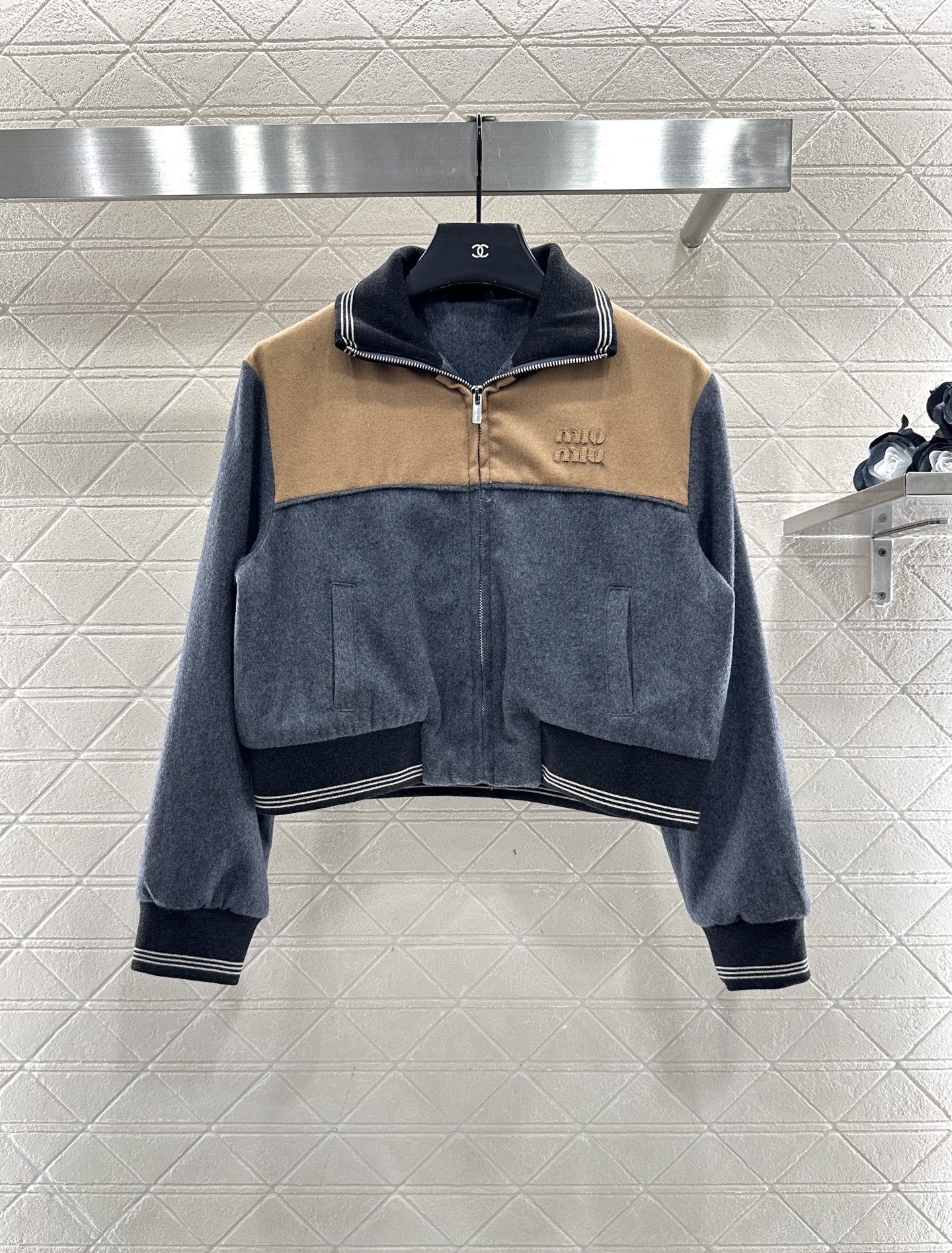 ♥Miumi*♥2025新品上架 羊毛拼色字母外套长裤套装定制YB羊绒羊毛材质，肌理明显，质感高级，多重