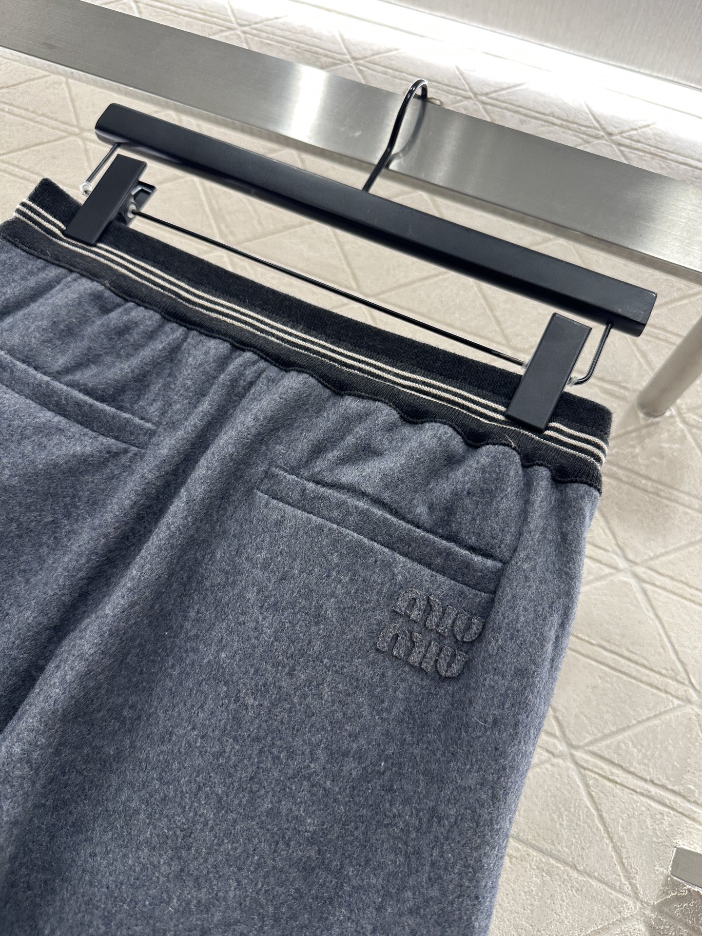 ♥Miumi*♥2025新品上架 羊毛拼色字母外套长裤套装定制YB羊绒羊毛材质，肌理明显，质感高级，多重