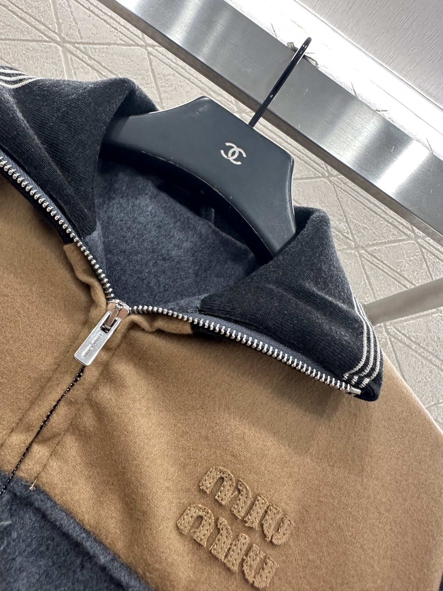 ♥Miumi*♥2025新品上架 羊毛拼色字母外套长裤套装定制YB羊绒羊毛材质，肌理明显，质感高级，多重