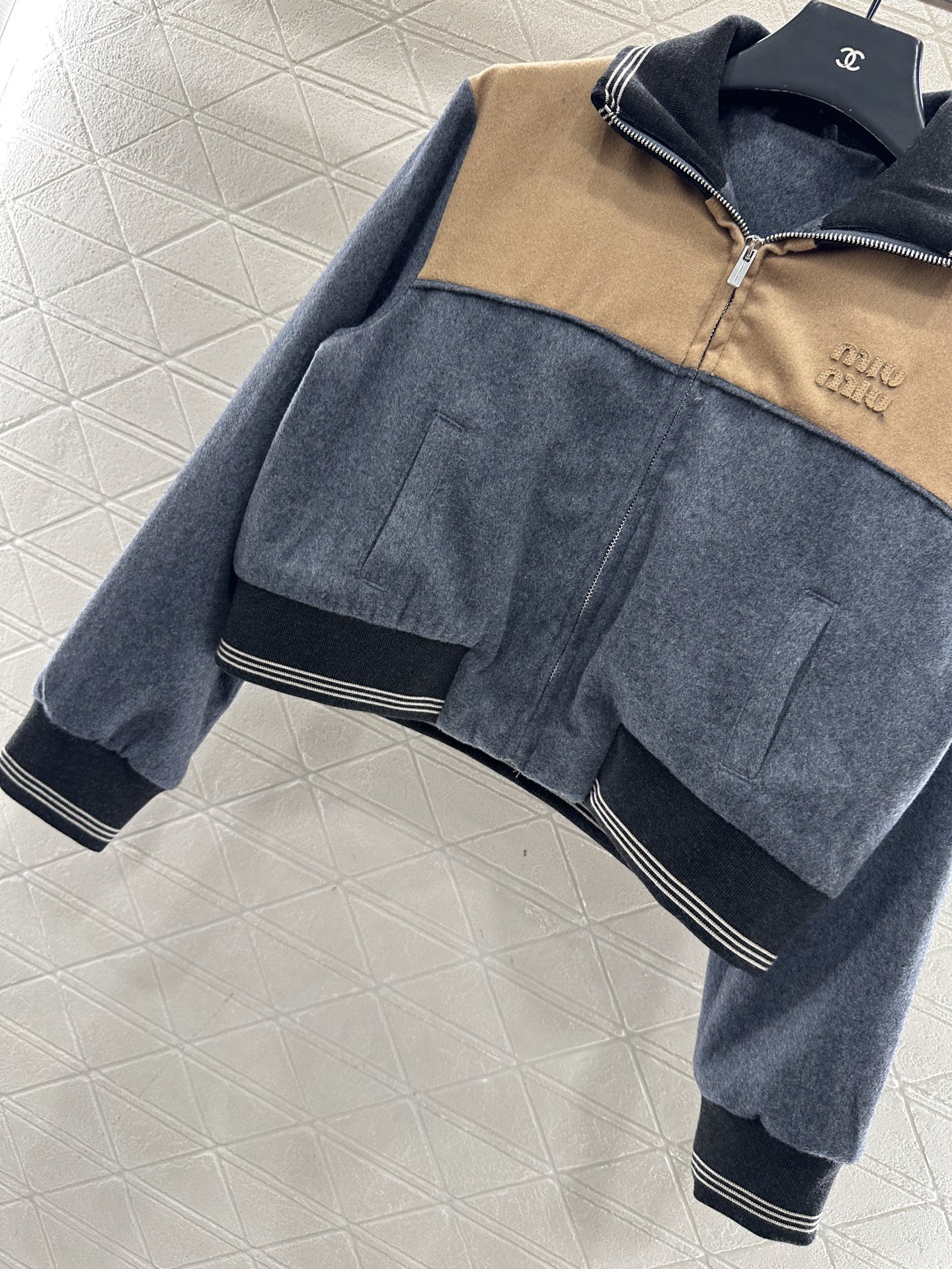 ♥Miumi*♥2025新品上架 羊毛拼色字母外套长裤套装定制YB羊绒羊毛材质，肌理明显，质感高级，多重