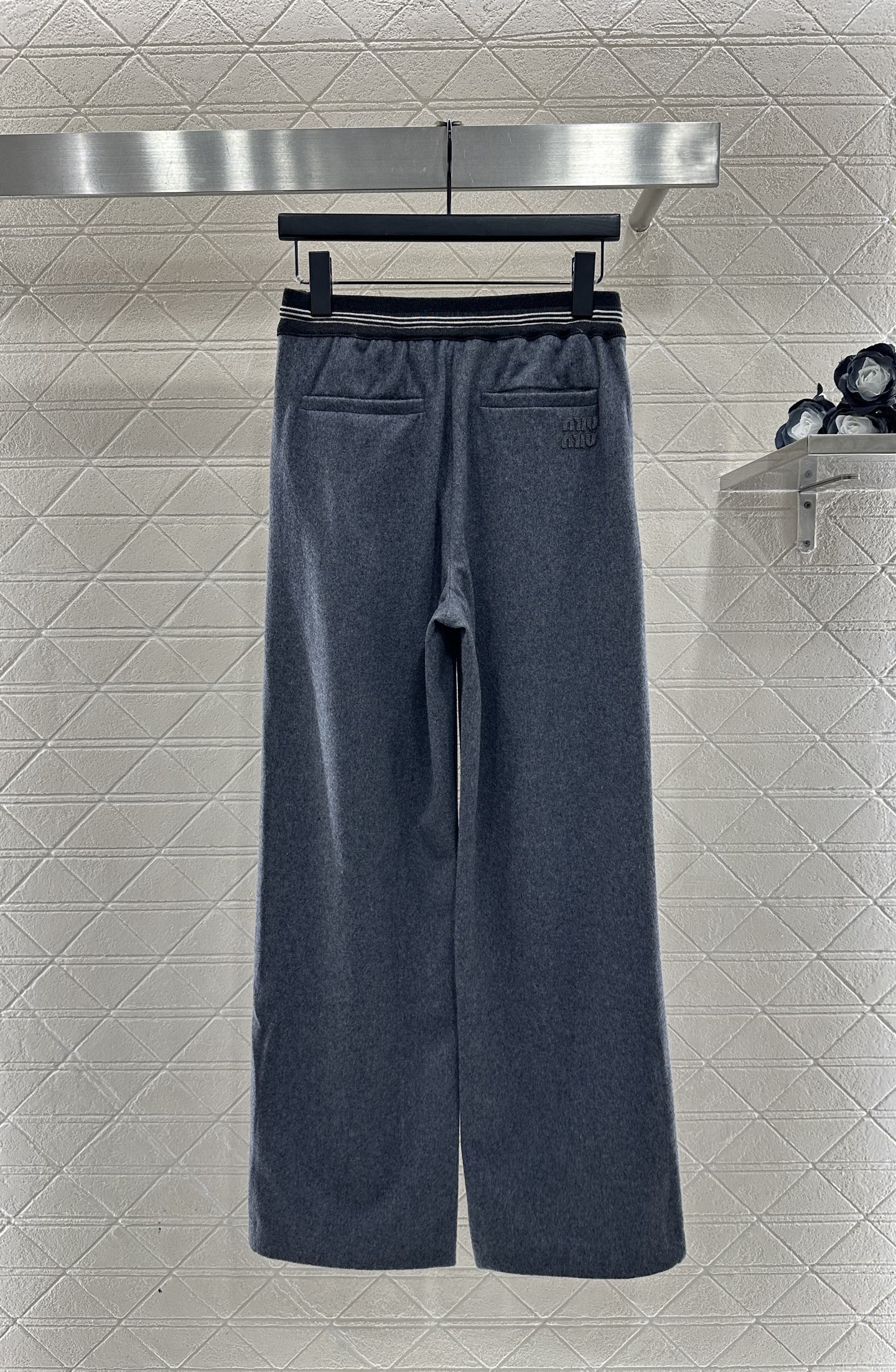 ♥Miumi*♥2025新品上架 羊毛拼色字母外套长裤套装定制YB羊绒羊毛材质，肌理明显，质感高级，多重