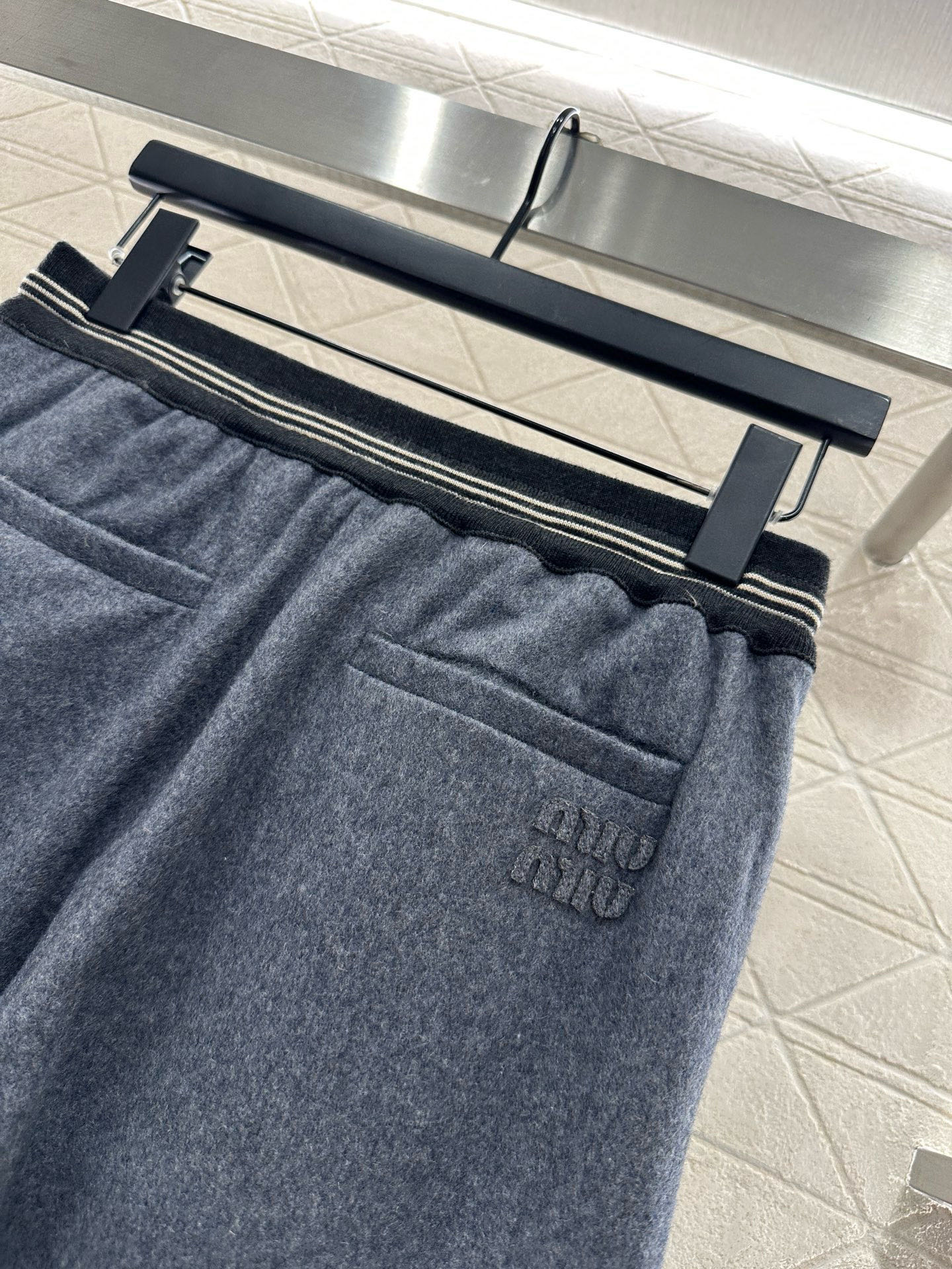 ♥Miumi*♥2025新品上架 羊毛拼色字母外套长裤套装定制YB羊绒羊毛材质，肌理明显，质感高级，多重