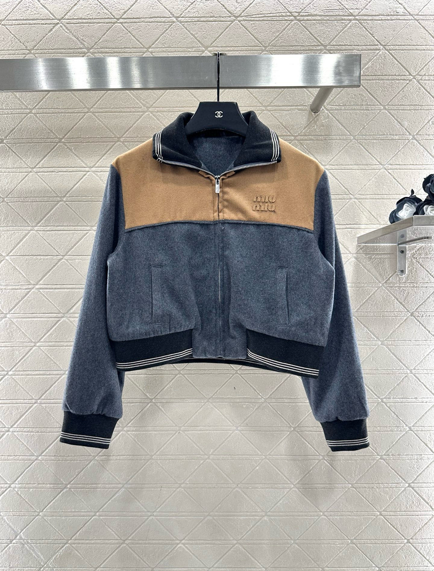 ♥Miumi*♥2025新品上架 羊毛拼色字母外套长裤套装定制YB羊绒羊毛材质，肌理明显，质感高级，多重