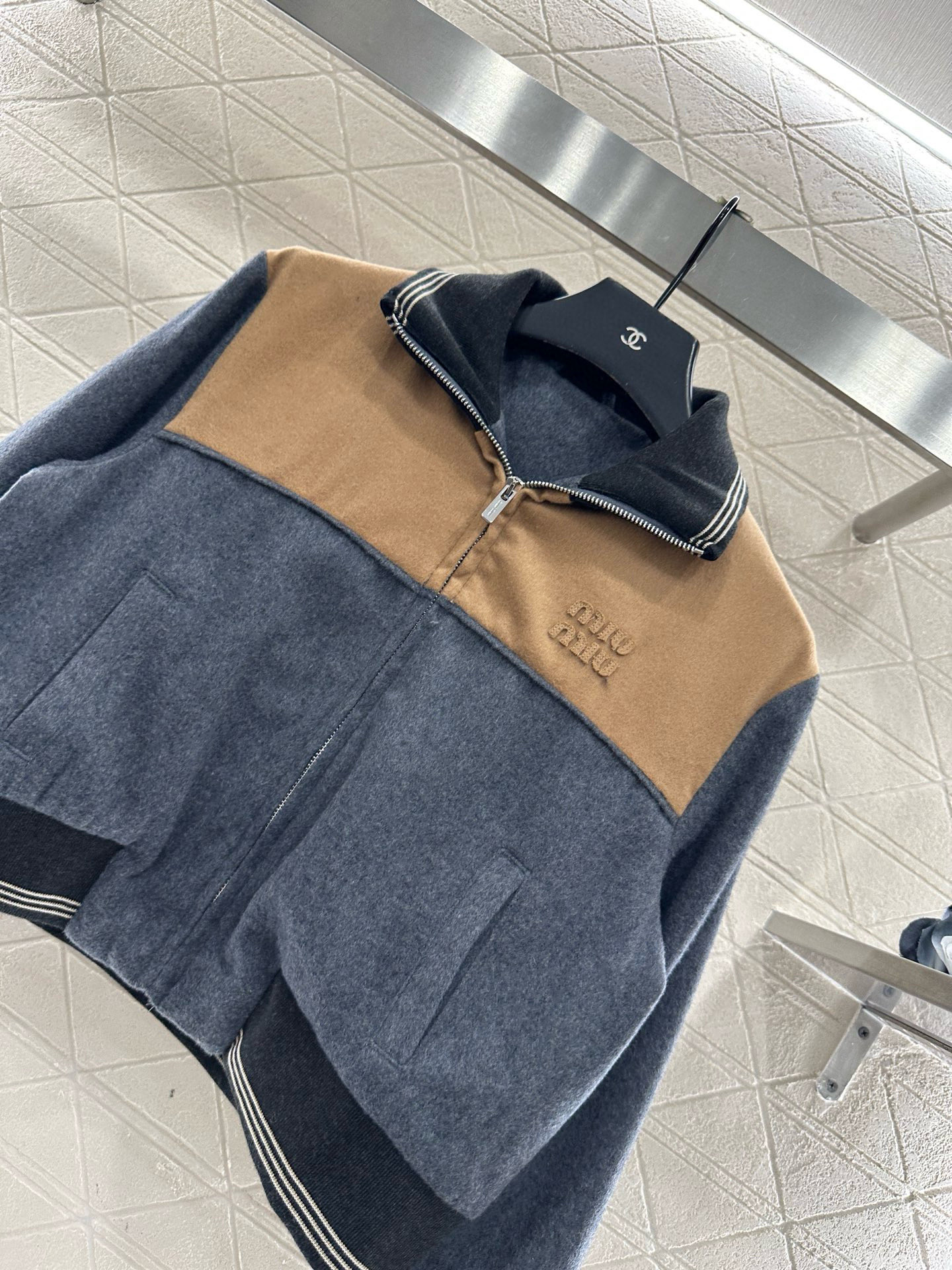 ♥Miumi*♥2025新品上架 羊毛拼色字母外套长裤套装定制YB羊绒羊毛材质，肌理明显，质感高级，多重