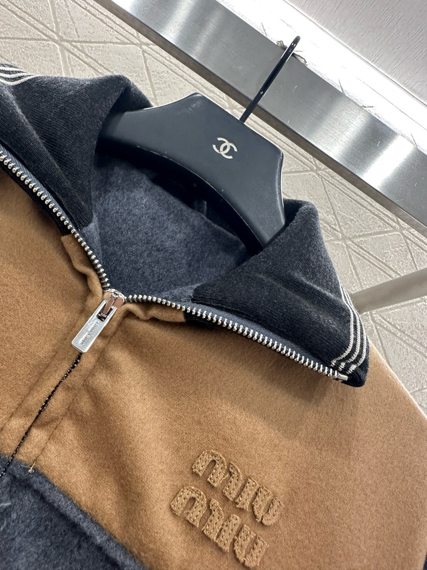 ♥Miumi*♥2025新品上架 羊毛拼色字母外套长裤套装定制YB羊绒羊毛材质，肌理明显，质感高级，多重