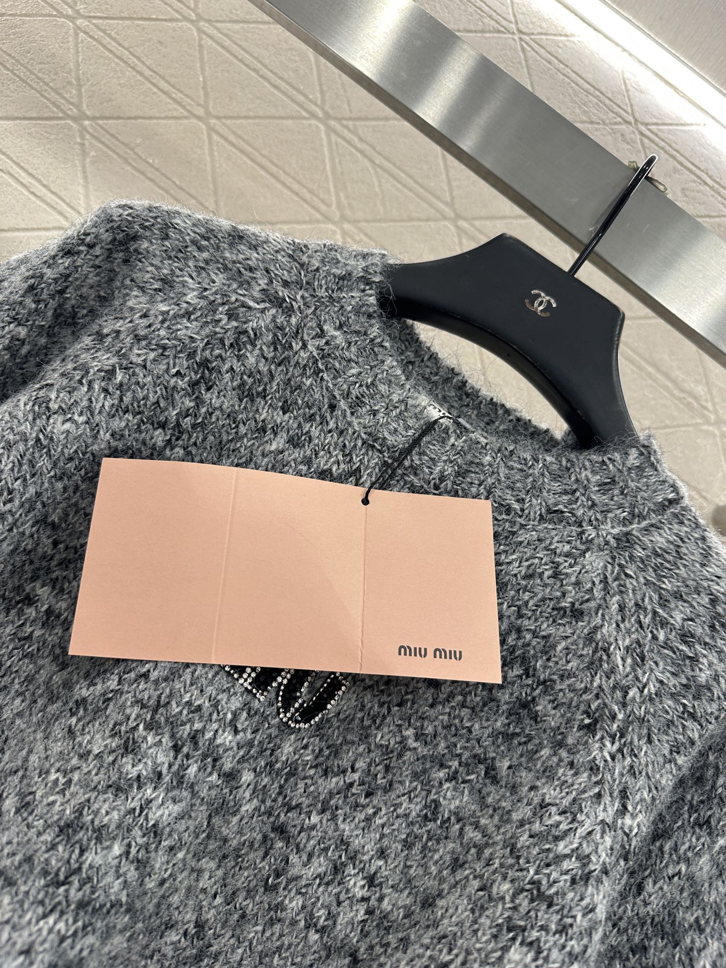 ♥Miumi*♥2025新品上架 徽标订珠套头毛衣定制YB羊绒纱线织造，质感高级，舒适柔软，圆领落肩长袖