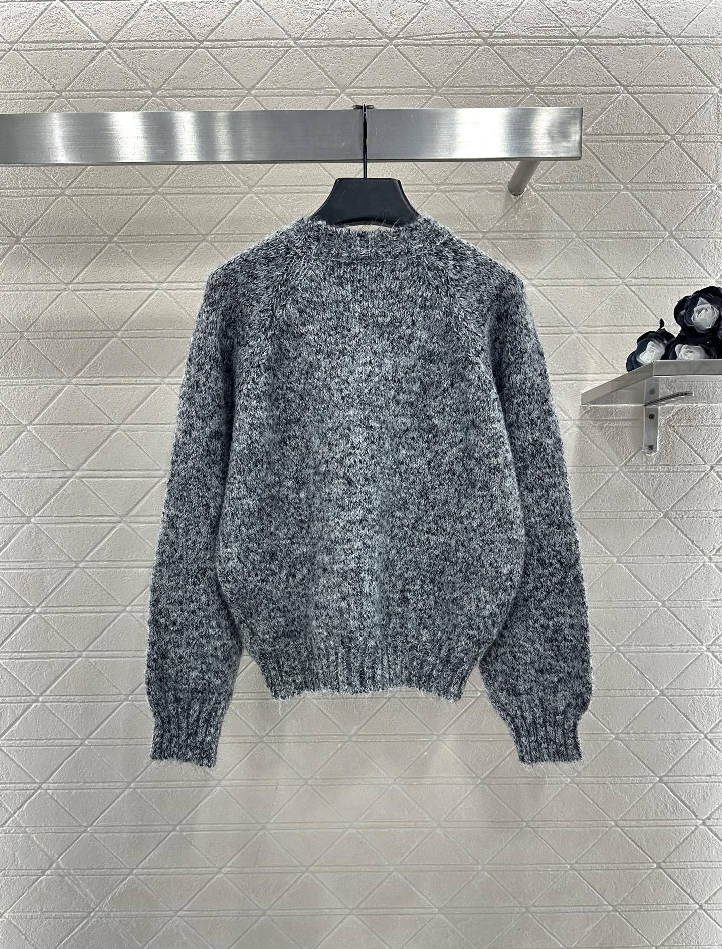 ♥Miumi*♥2025新品上架 徽标订珠套头毛衣定制YB羊绒纱线织造，质感高级，舒适柔软，圆领落肩长袖