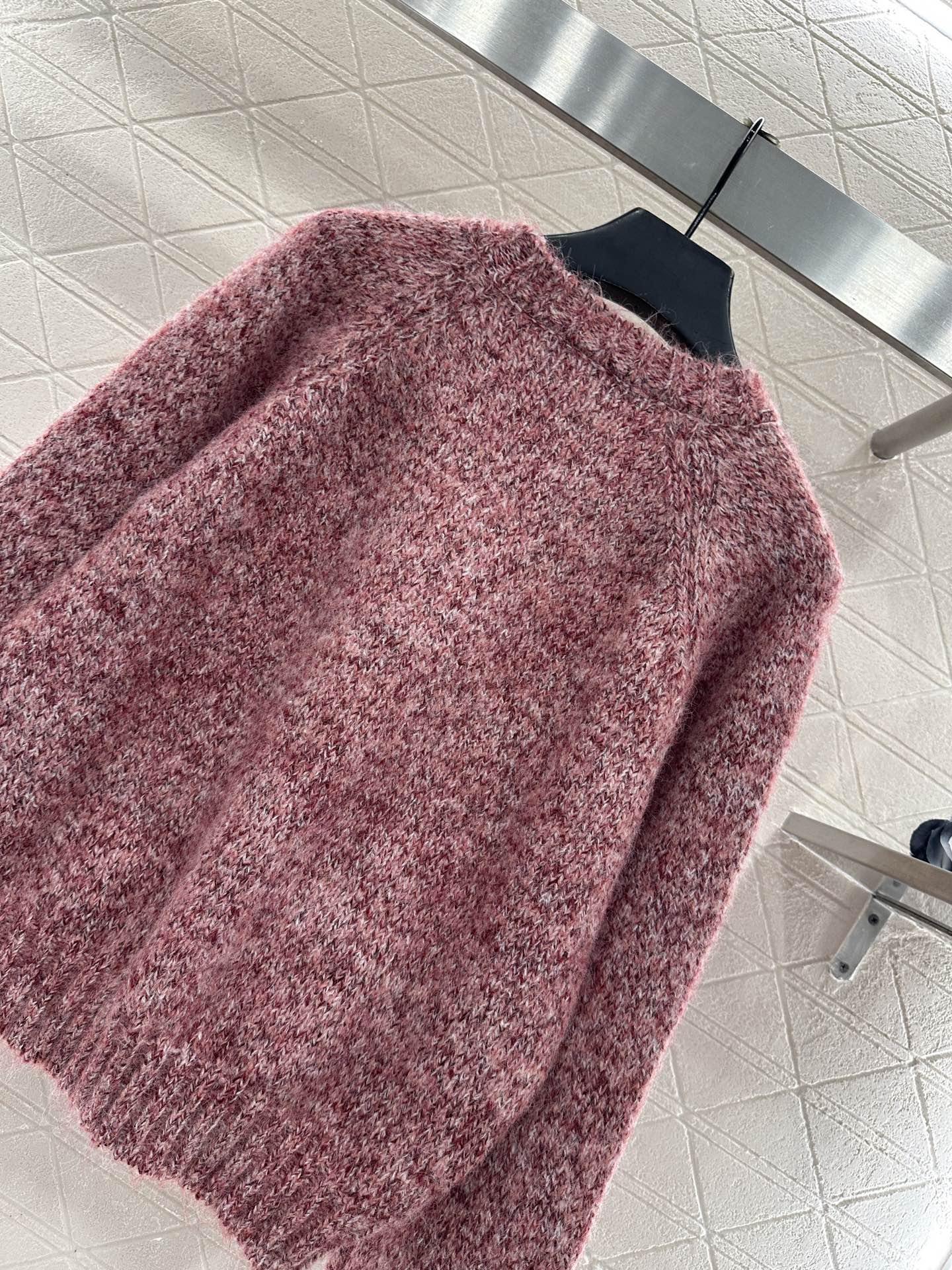 ♥Miumi*♥2025新品上架 徽标订珠套头毛衣定制YB羊绒纱线织造，质感高级，舒适柔软，圆领落肩长袖