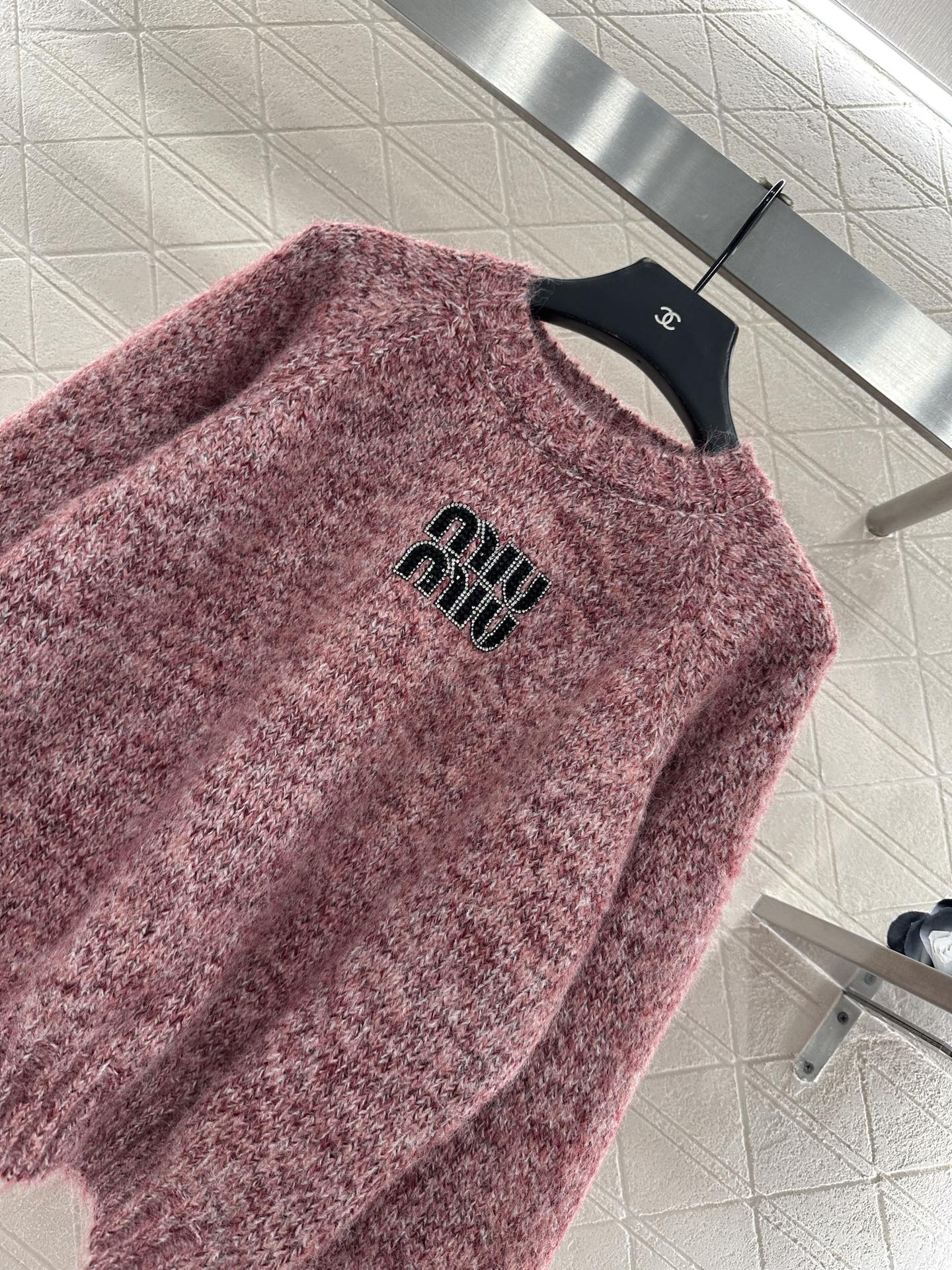 ♥Miumi*♥2025新品上架 徽标订珠套头毛衣定制YB羊绒纱线织造，质感高级，舒适柔软，圆领落肩长袖