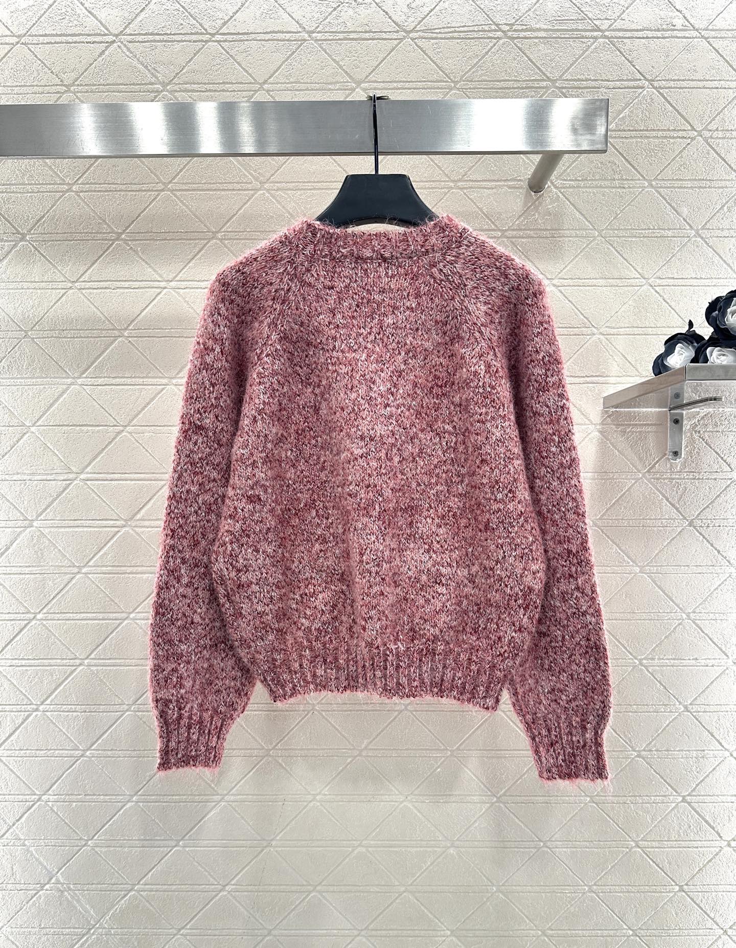 ♥Miumi*♥2025新品上架 徽标订珠套头毛衣定制YB羊绒纱线织造，质感高级，舒适柔软，圆领落肩长袖