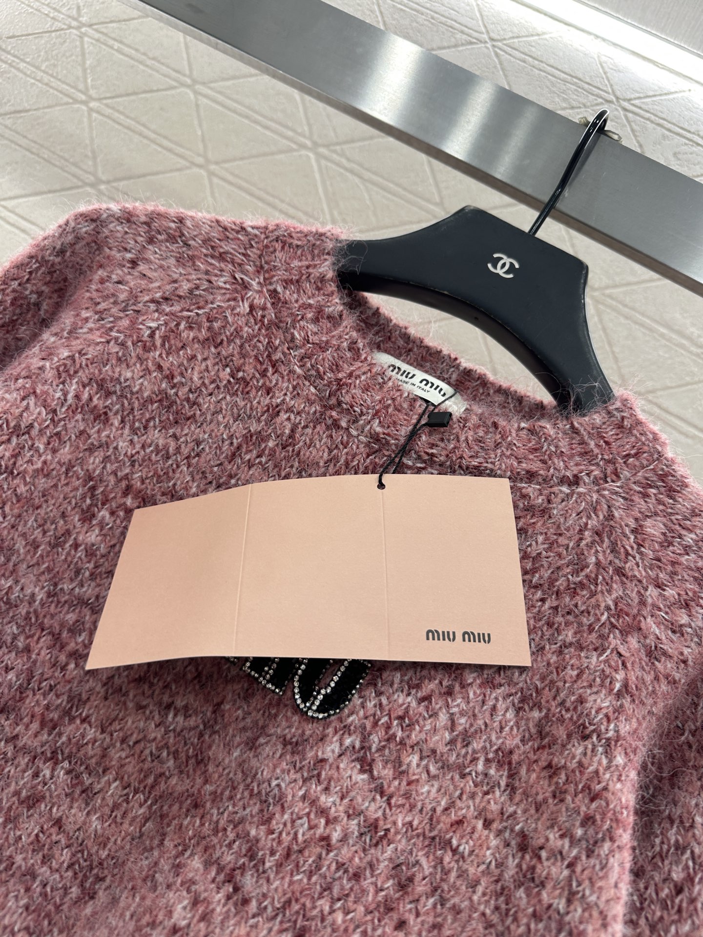 ♥Miumi*♥2025新品上架 徽标订珠套头毛衣定制YB羊绒纱线织造，质感高级，舒适柔软，圆领落肩长袖