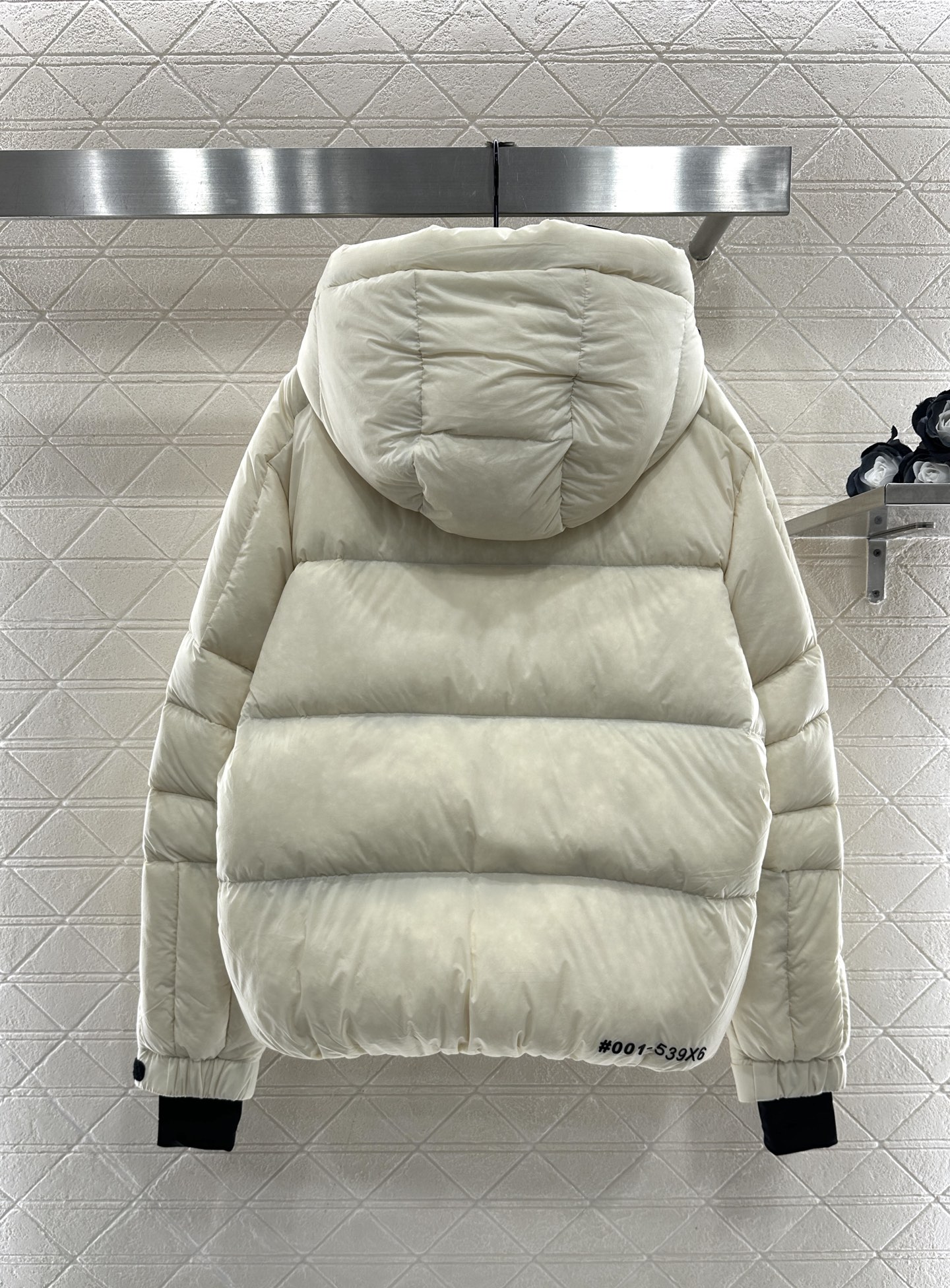 ♥Moncle*♥2025新品上架 尼龙连帽羽绒服定制YB进口防风防水尼龙材质，其工艺处理还原，御寒功能