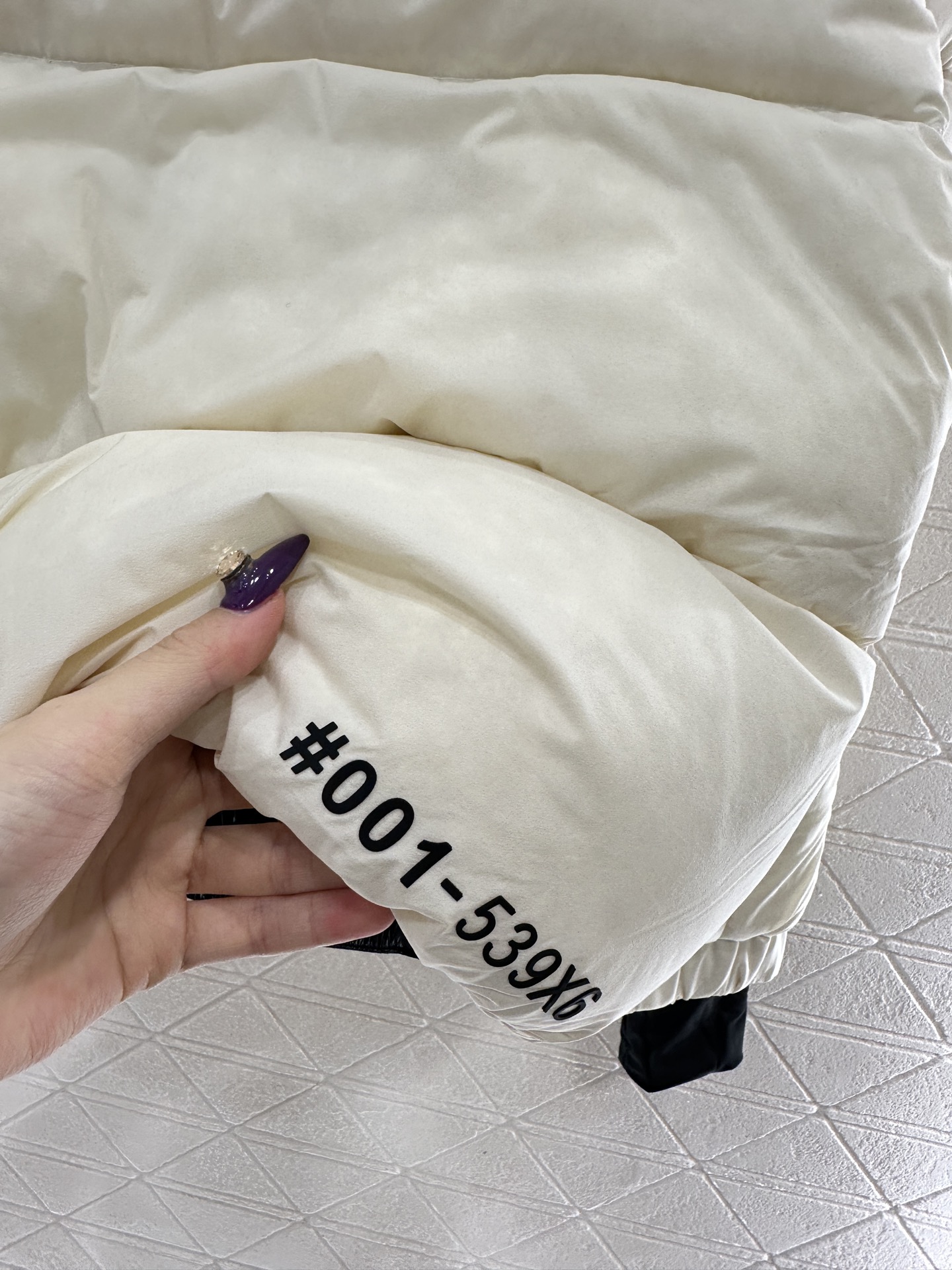 ♥Moncle*♥2025新品上架 尼龙连帽羽绒服定制YB进口防风防水尼龙材质，其工艺处理还原，御寒功能