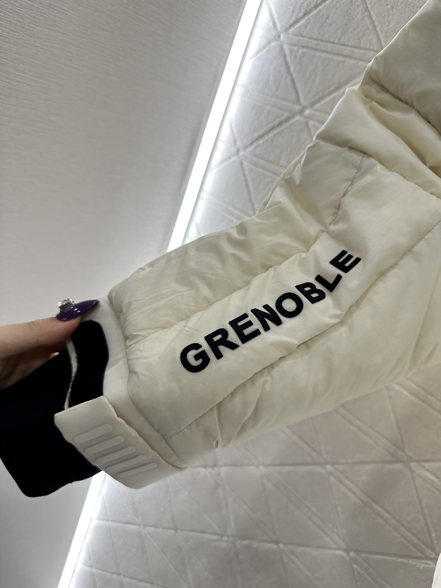 ♥Moncle*♥2025新品上架 尼龙连帽羽绒服定制YB进口防风防水尼龙材质，其工艺处理还原，御寒功能