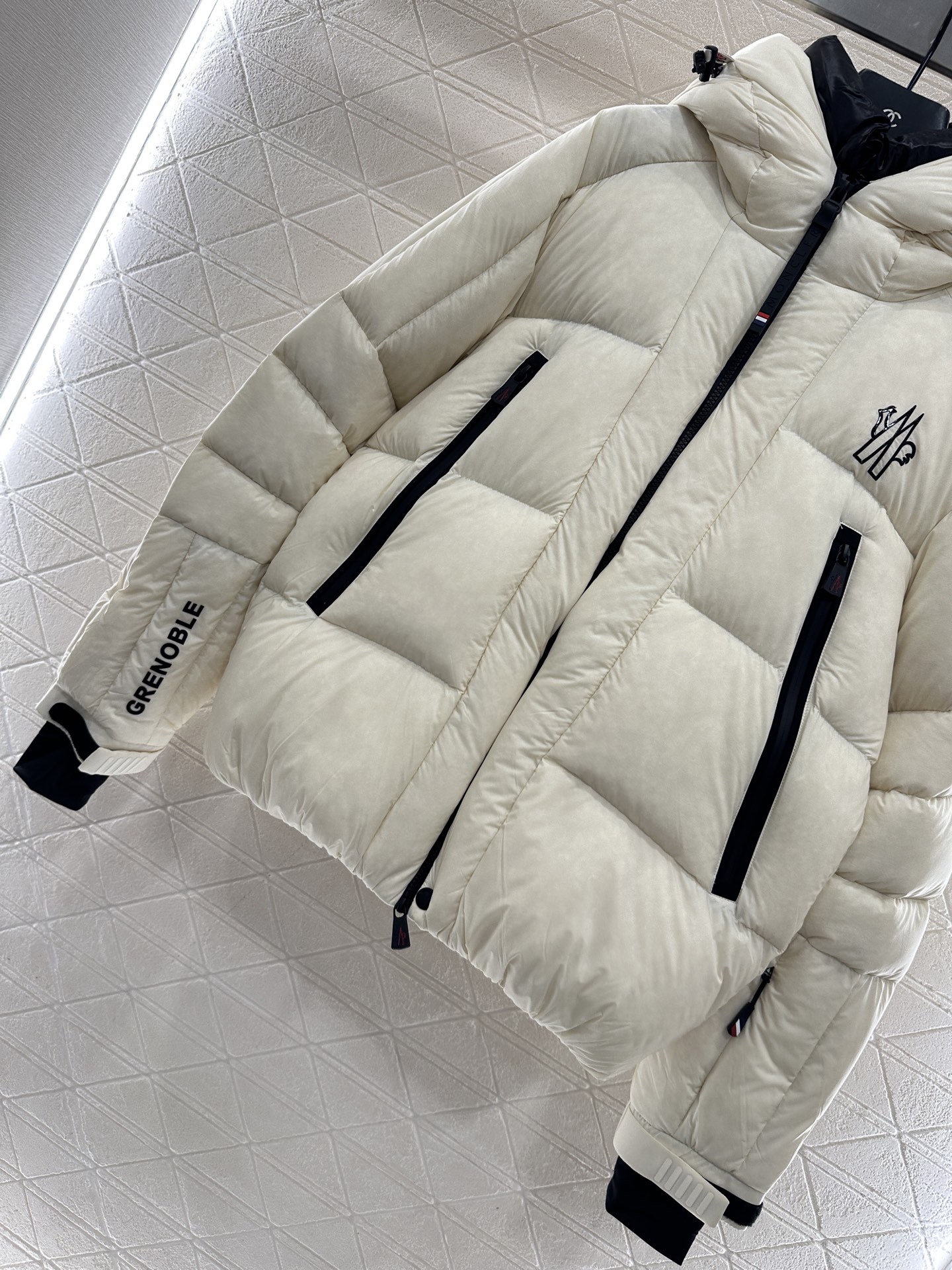 ♥Moncle*♥2025新品上架 尼龙连帽羽绒服定制YB进口防风防水尼龙材质，其工艺处理还原，御寒功能