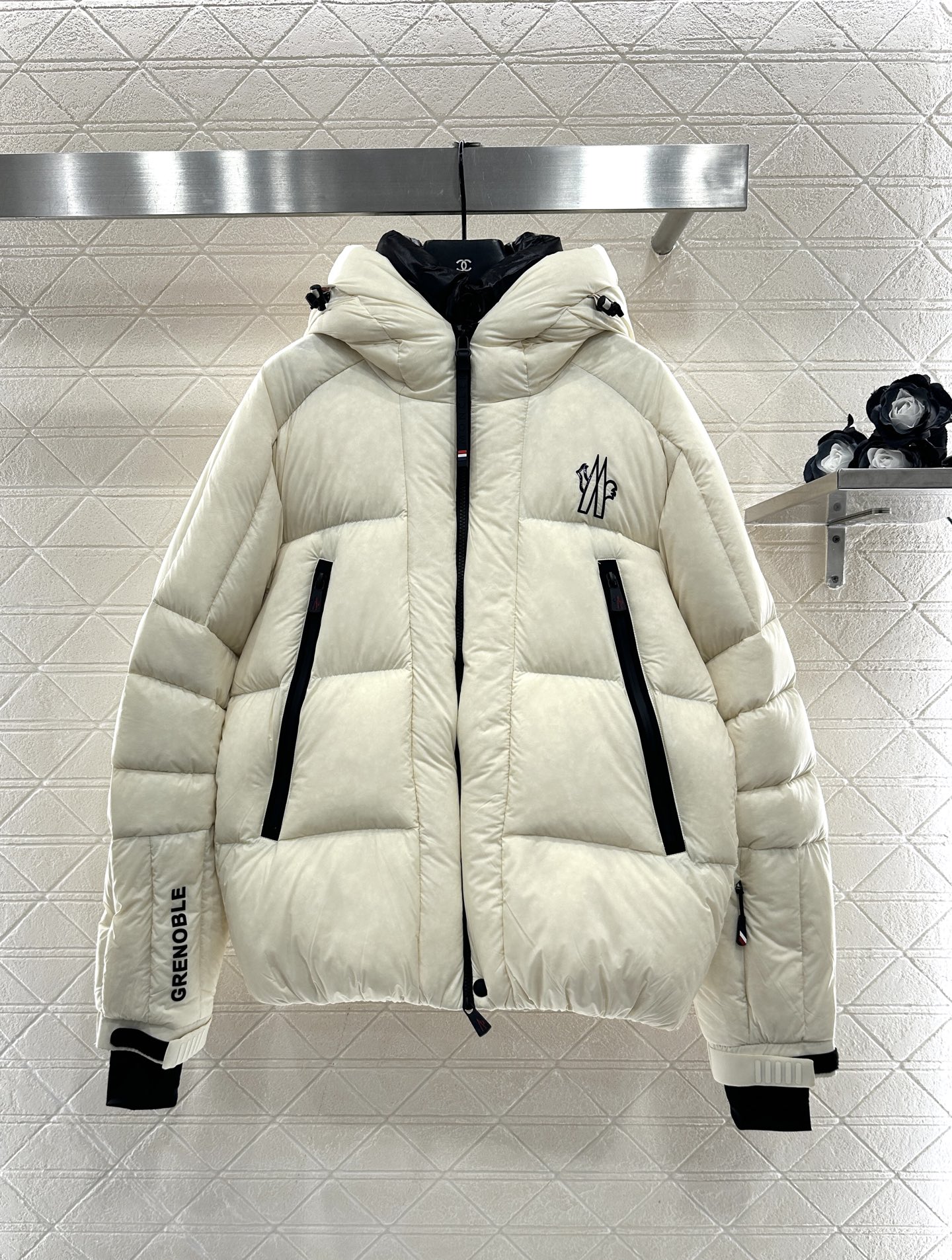 ♥Moncle*♥2025新品上架 尼龙连帽羽绒服定制YB进口防风防水尼龙材质，其工艺处理还原，御寒功能