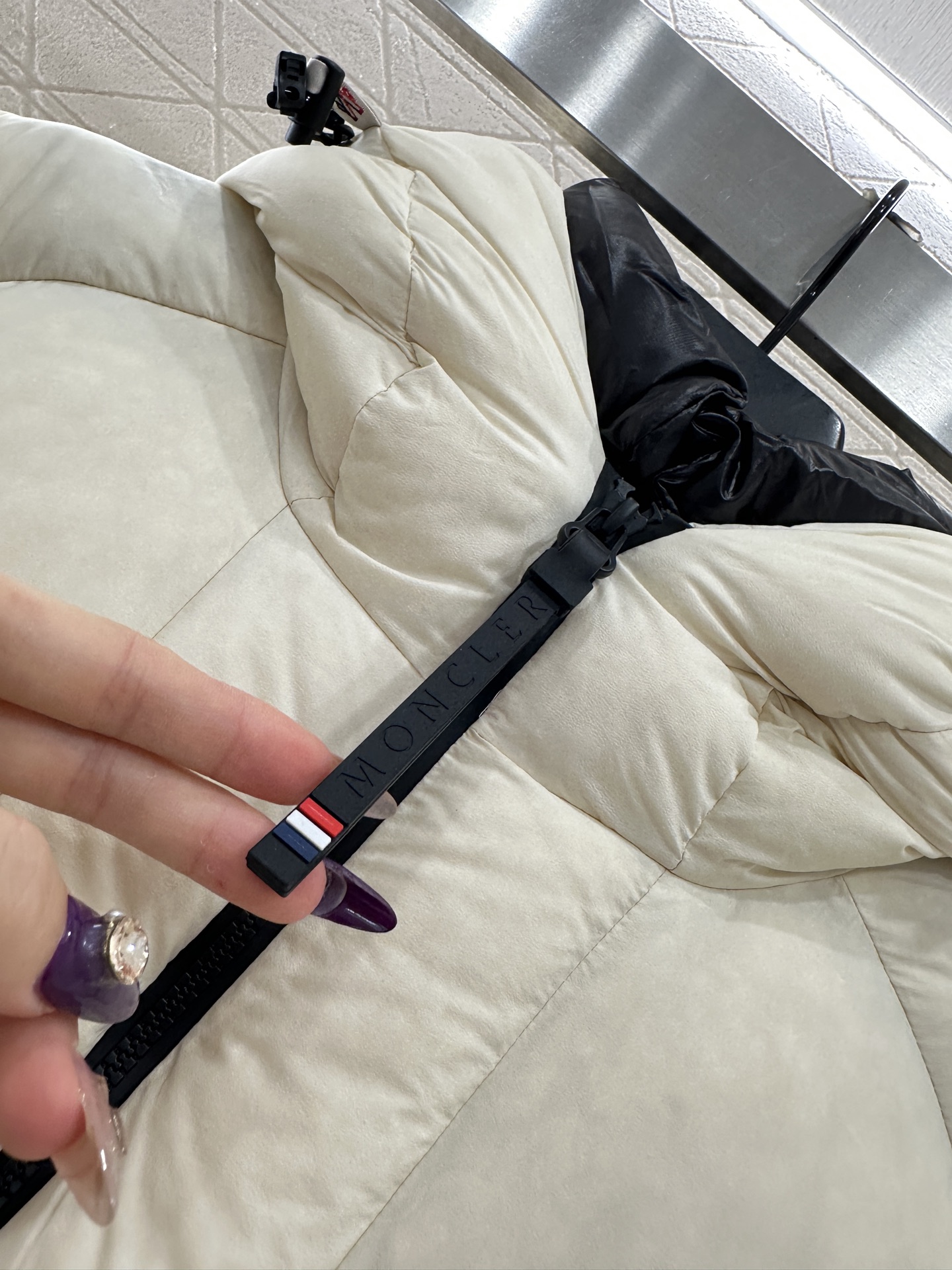 ♥Moncle*♥2025新品上架 尼龙连帽羽绒服定制YB进口防风防水尼龙材质，其工艺处理还原，御寒功能