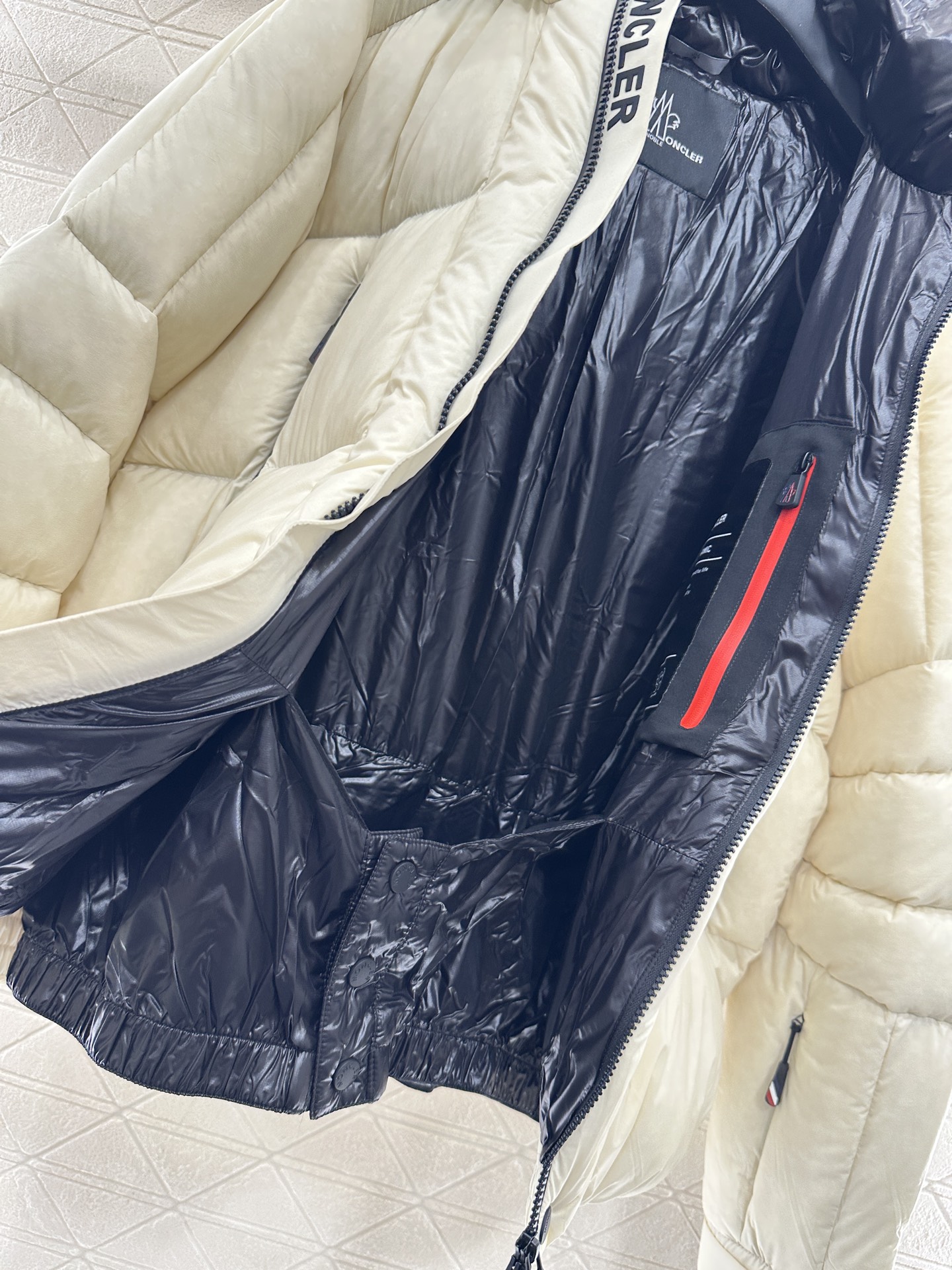 ♥Moncle*♥2025新品上架 尼龙连帽羽绒服定制YB进口防风防水尼龙材质，其工艺处理还原，御寒功能