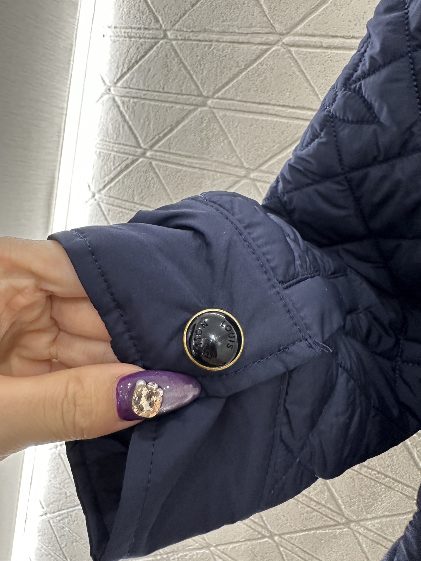 ♥Louis vuitto*♥2025新品上架 翻领压纹棉服外套定制YB防风防水尼龙材质，内里衔棉处理，