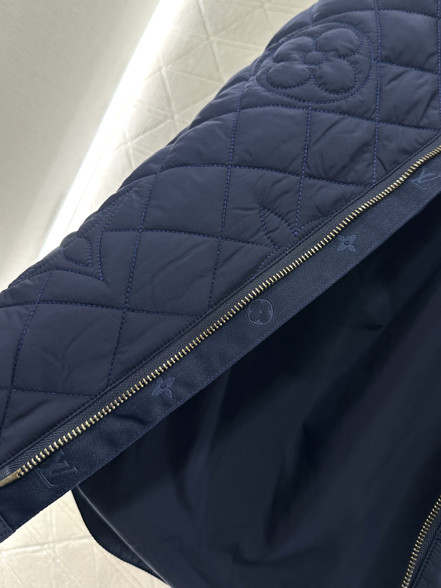 ♥Louis vuitto*♥2025新品上架 翻领压纹棉服外套定制YB防风防水尼龙材质，内里衔棉处理，