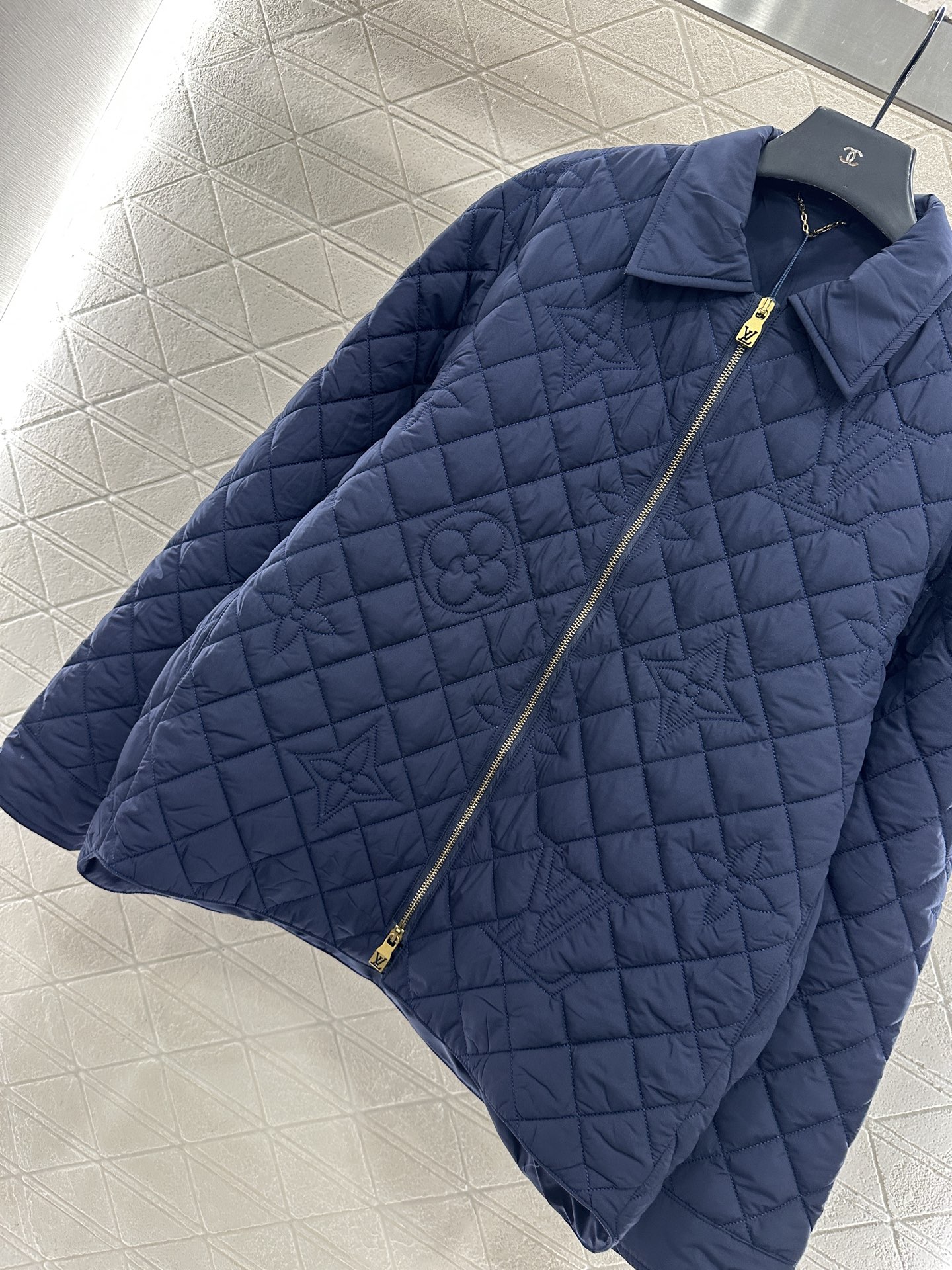 ♥Louis vuitto*♥2025新品上架 翻领压纹棉服外套定制YB防风防水尼龙材质，内里衔棉处理，