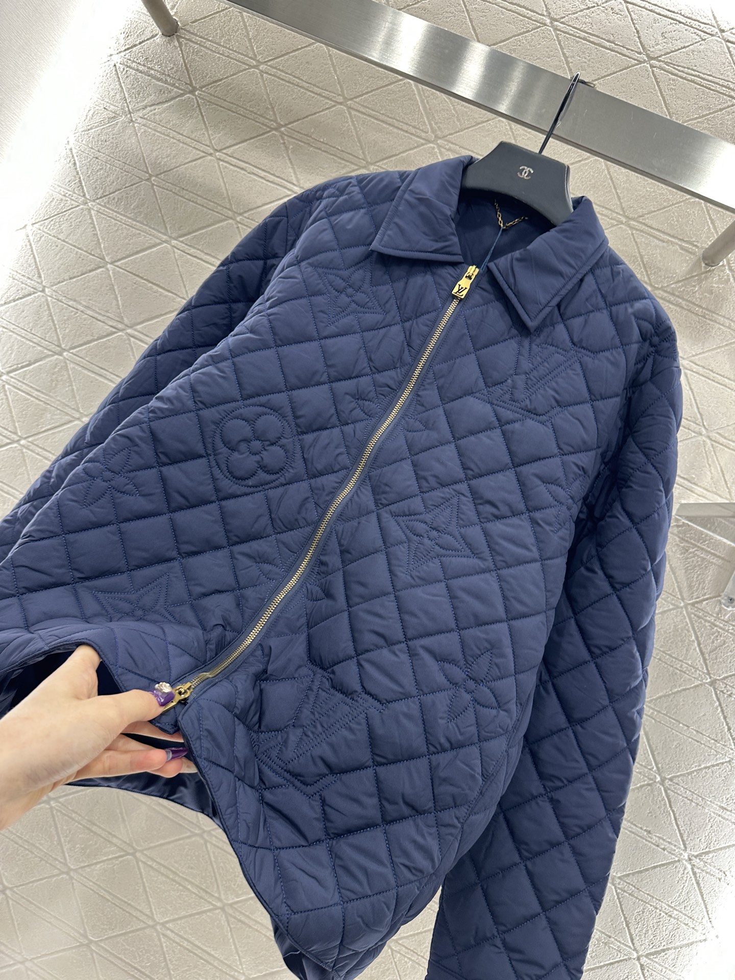 ♥Louis vuitto*♥2025新品上架 翻领压纹棉服外套定制YB防风防水尼龙材质，内里衔棉处理，