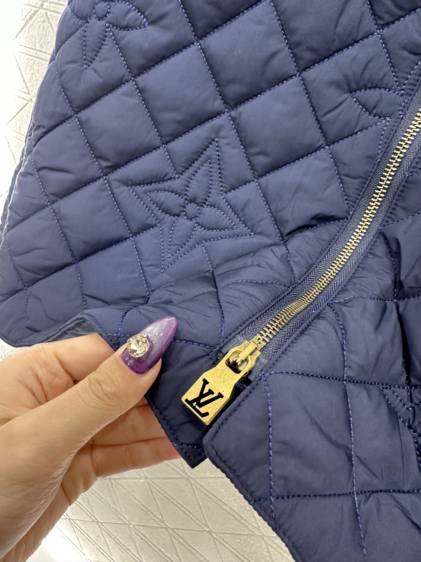 ♥Louis vuitto*♥2025新品上架 翻领压纹棉服外套定制YB防风防水尼龙材质，内里衔棉处理，