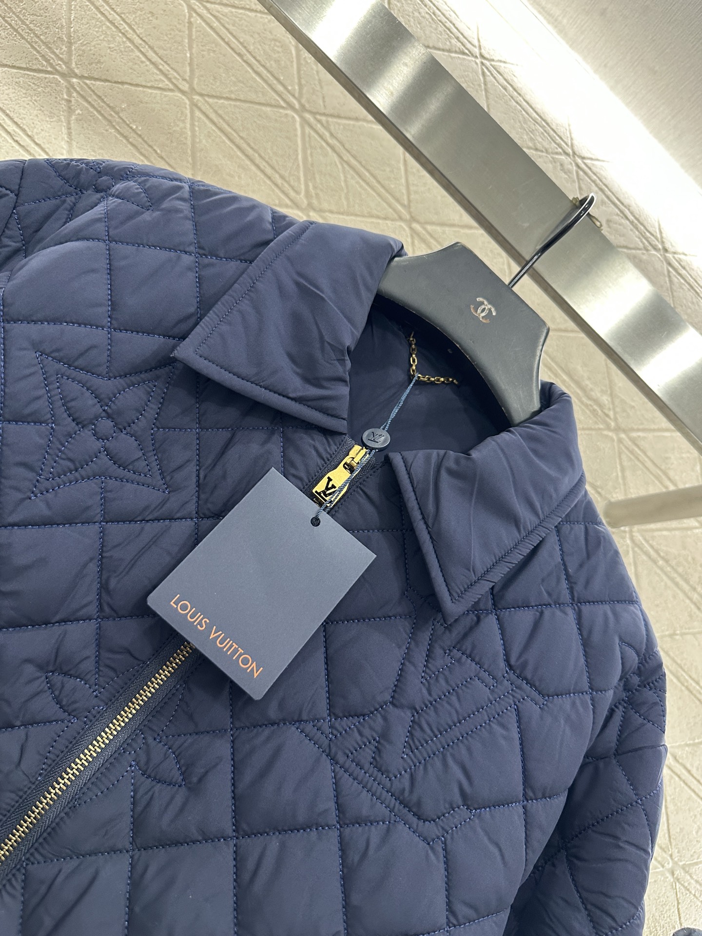 ♥Louis vuitto*♥2025新品上架 翻领压纹棉服外套定制YB防风防水尼龙材质，内里衔棉处理，